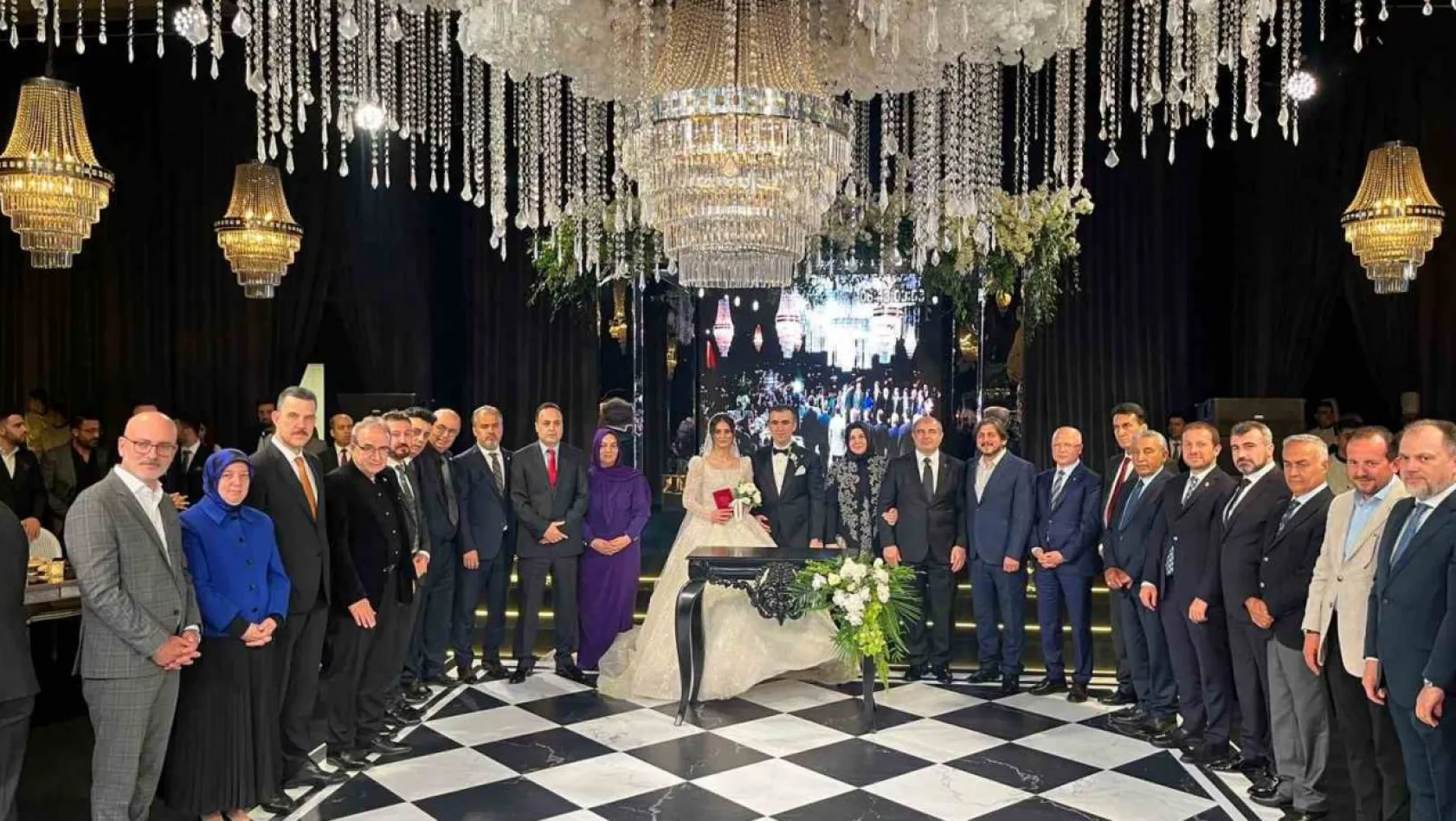 Bursa'da genç çiftin düğünü siyasileri biraraya getirdi