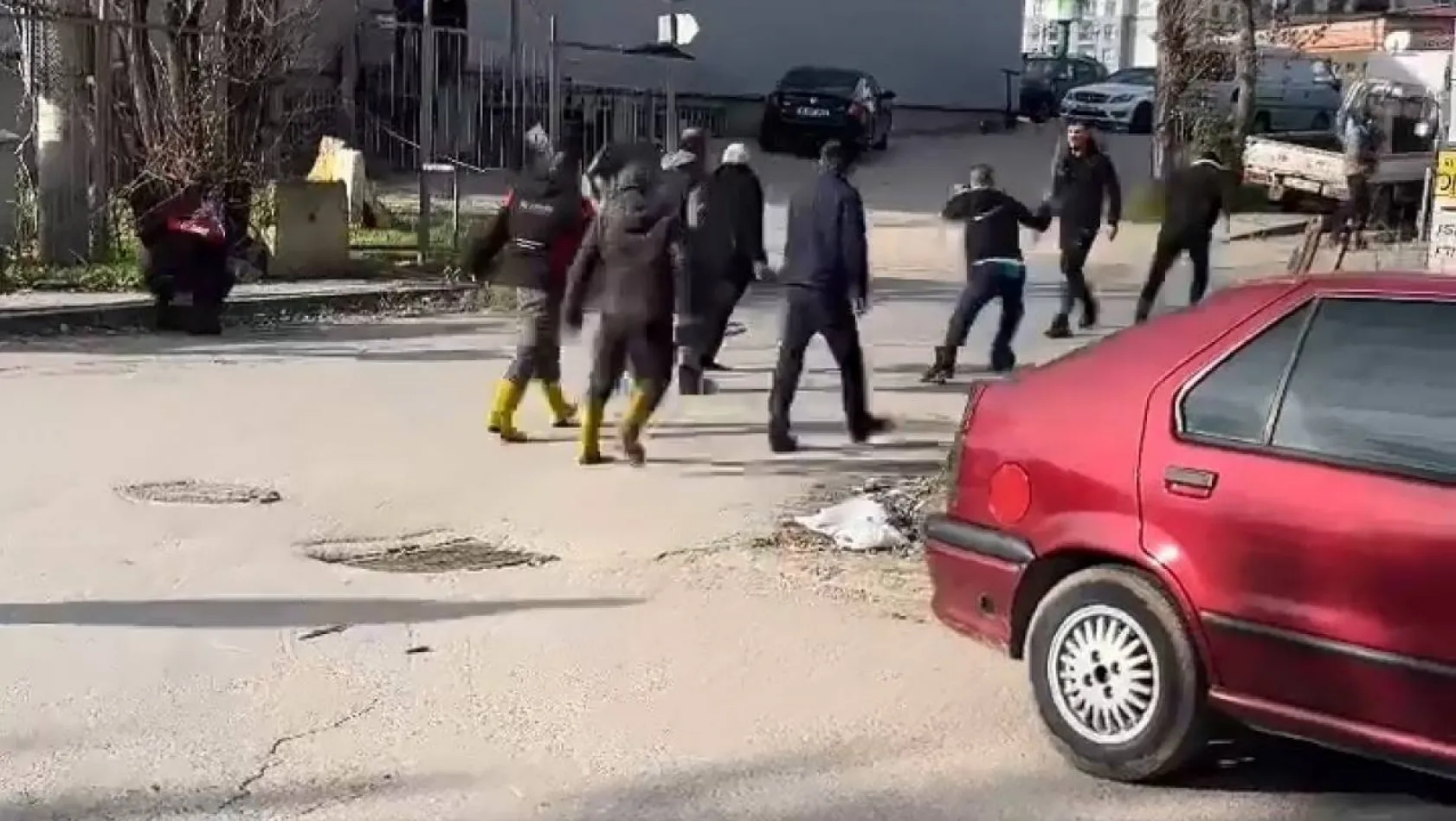 Bursa'da iki grubun sopalı meydan muharebesi kamerada