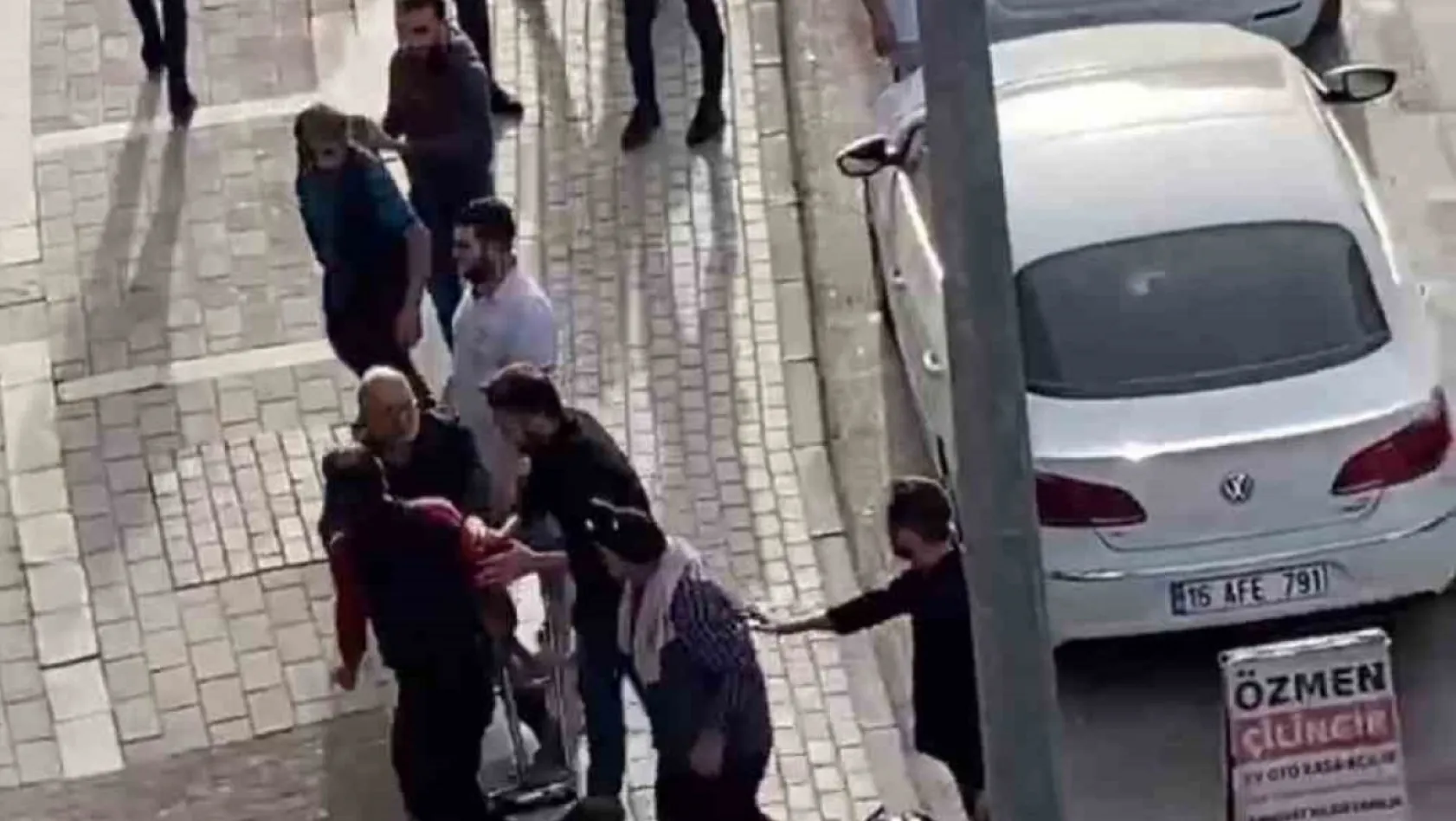Bursa'da seyyarın satıcılar 'yer' kavgası kamerada