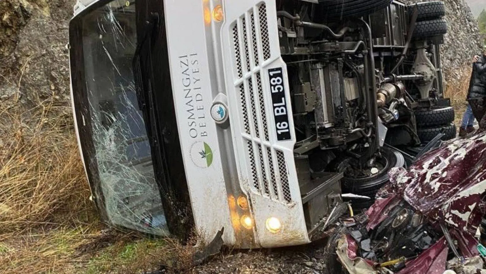 Bursa'da taziye yakınlarını taşıyan otobüs otomobille çarpıştı: 1 ölü, 5 yaralı