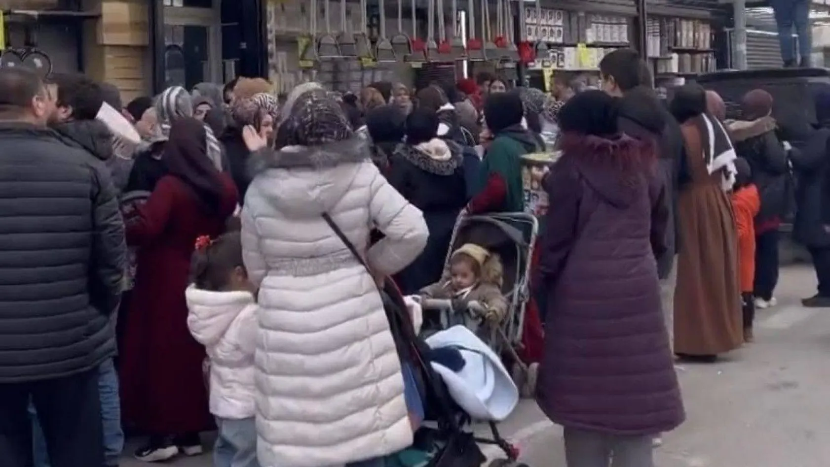 Bursa'da ucuzluk çılgınlığı...Kadınlar birbirini ezdi
