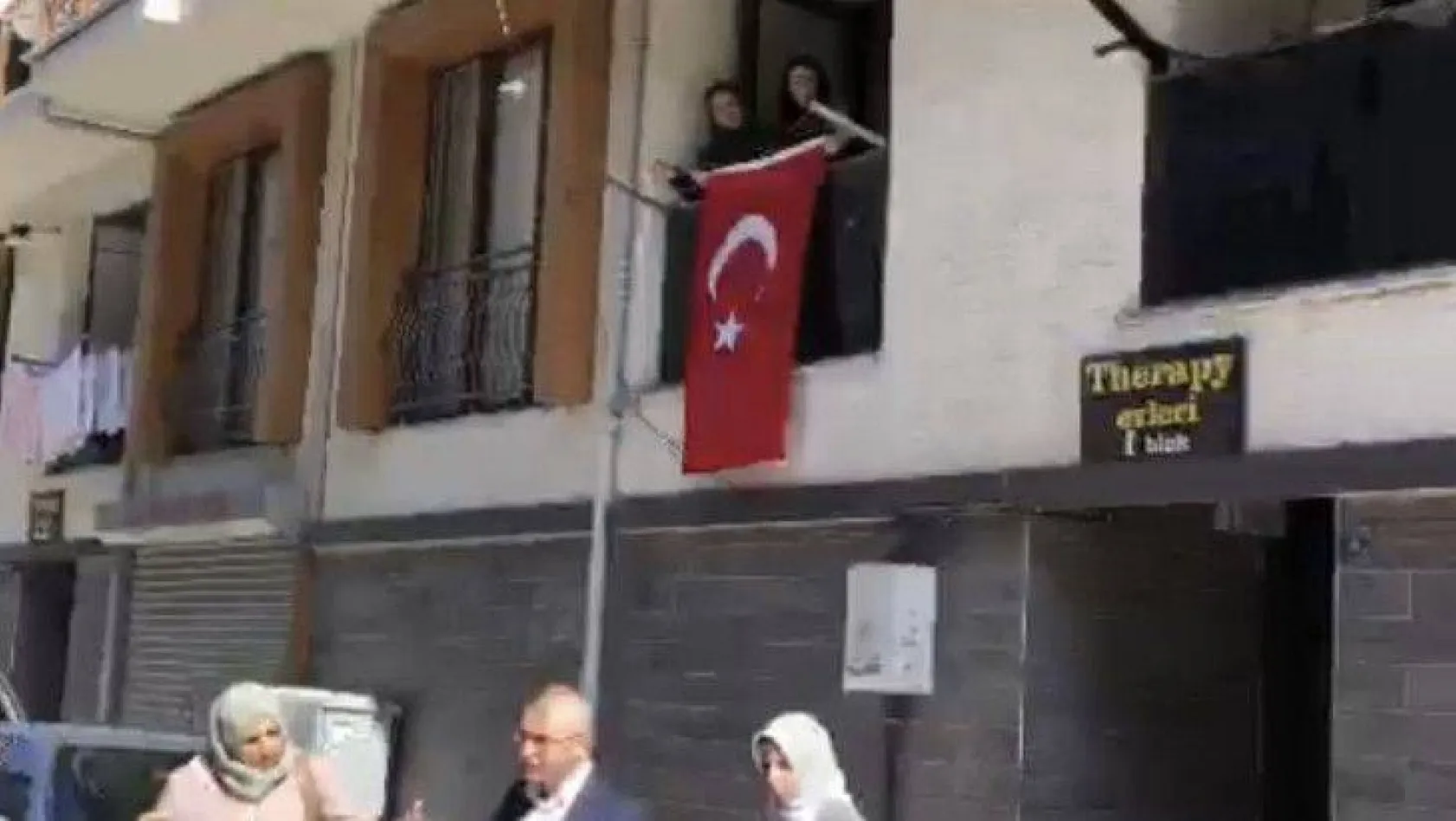 Bursa'daki patlamada şehit olan ceza infaz memurunun evine Türk bayrağı asıldı