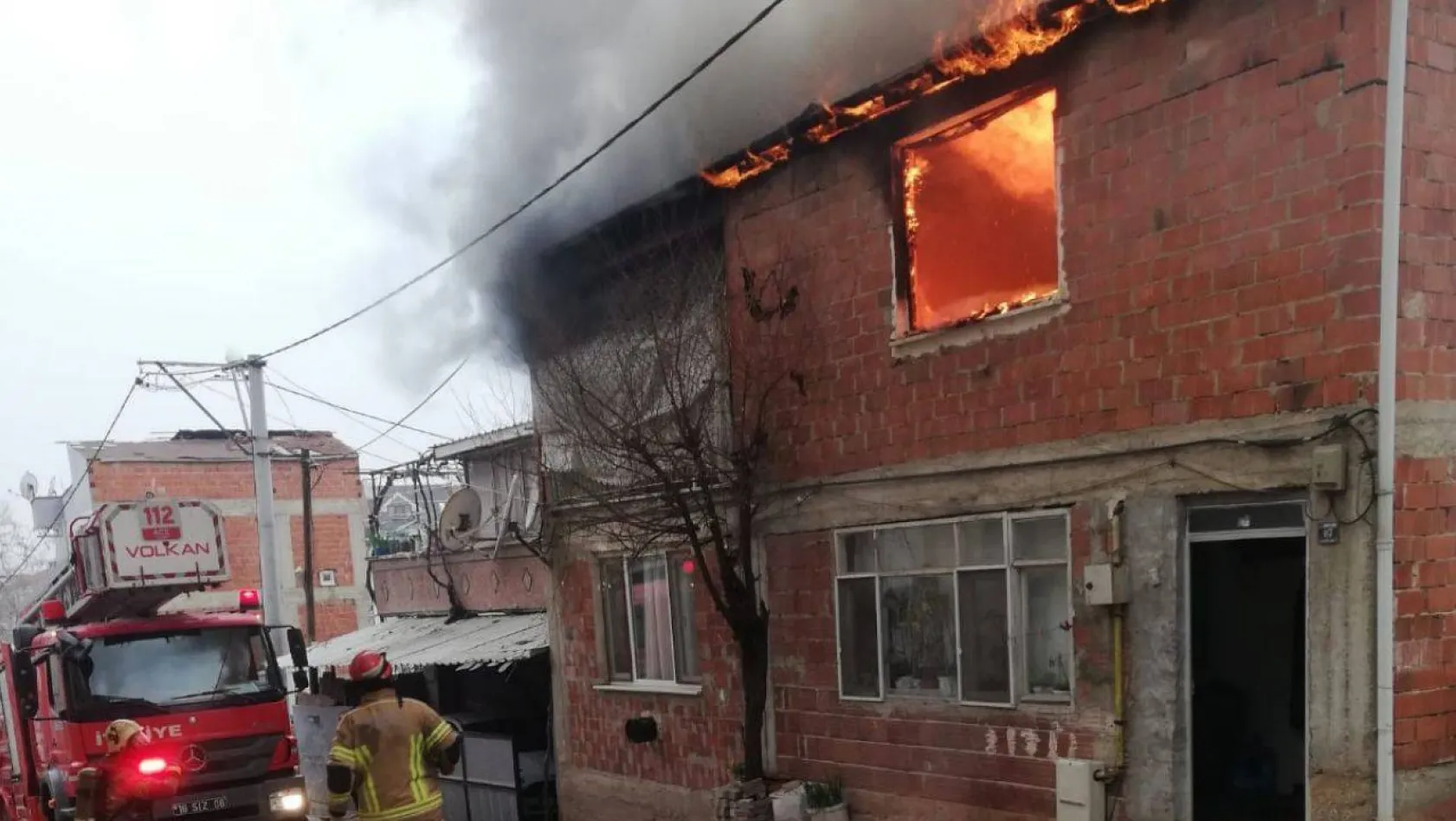 Bursa İnegöl'de 2 katlı bina alev alev yandı