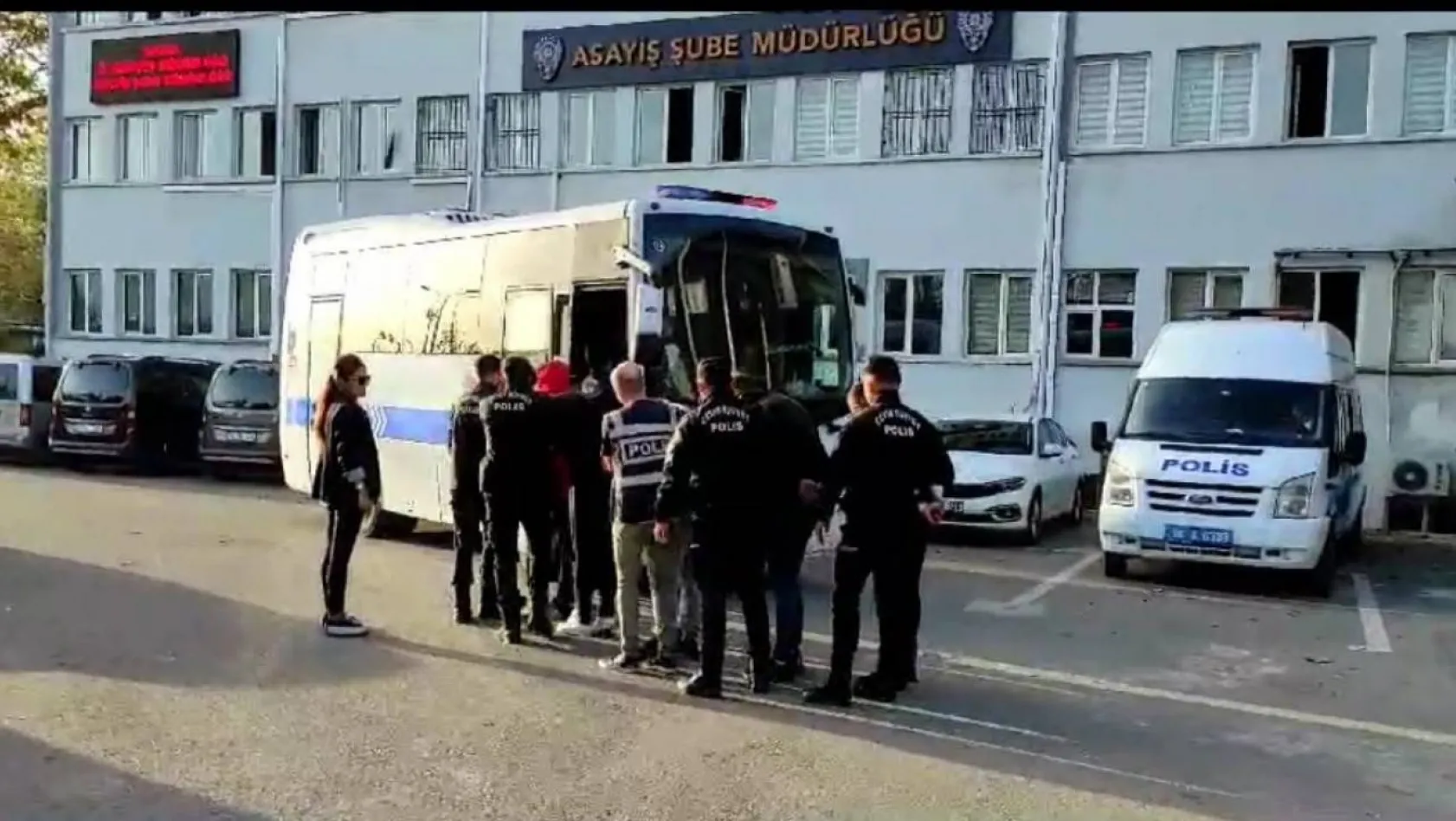 Bursa merkezli operasyonda fuhuş çetesi çökertildi : 2'si kadın 13 kişi gözaltına alındı