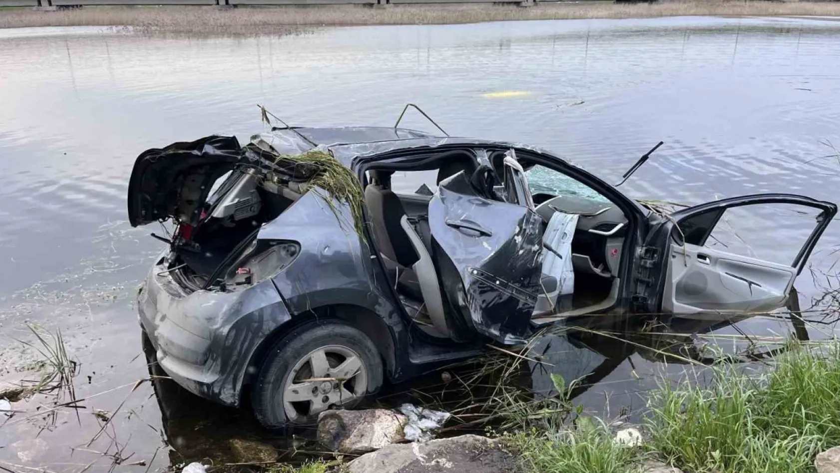 Büyükçekmece'de otomobil göle uçtu, sürücü hayatını kaybetti