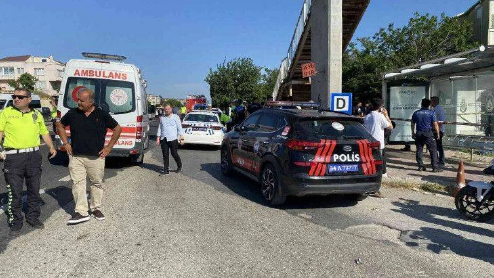Kumburgaz'da otomobil otobüs durağındaki öğrencilerin arasına daldı: 1 ölü, 8 yaralı