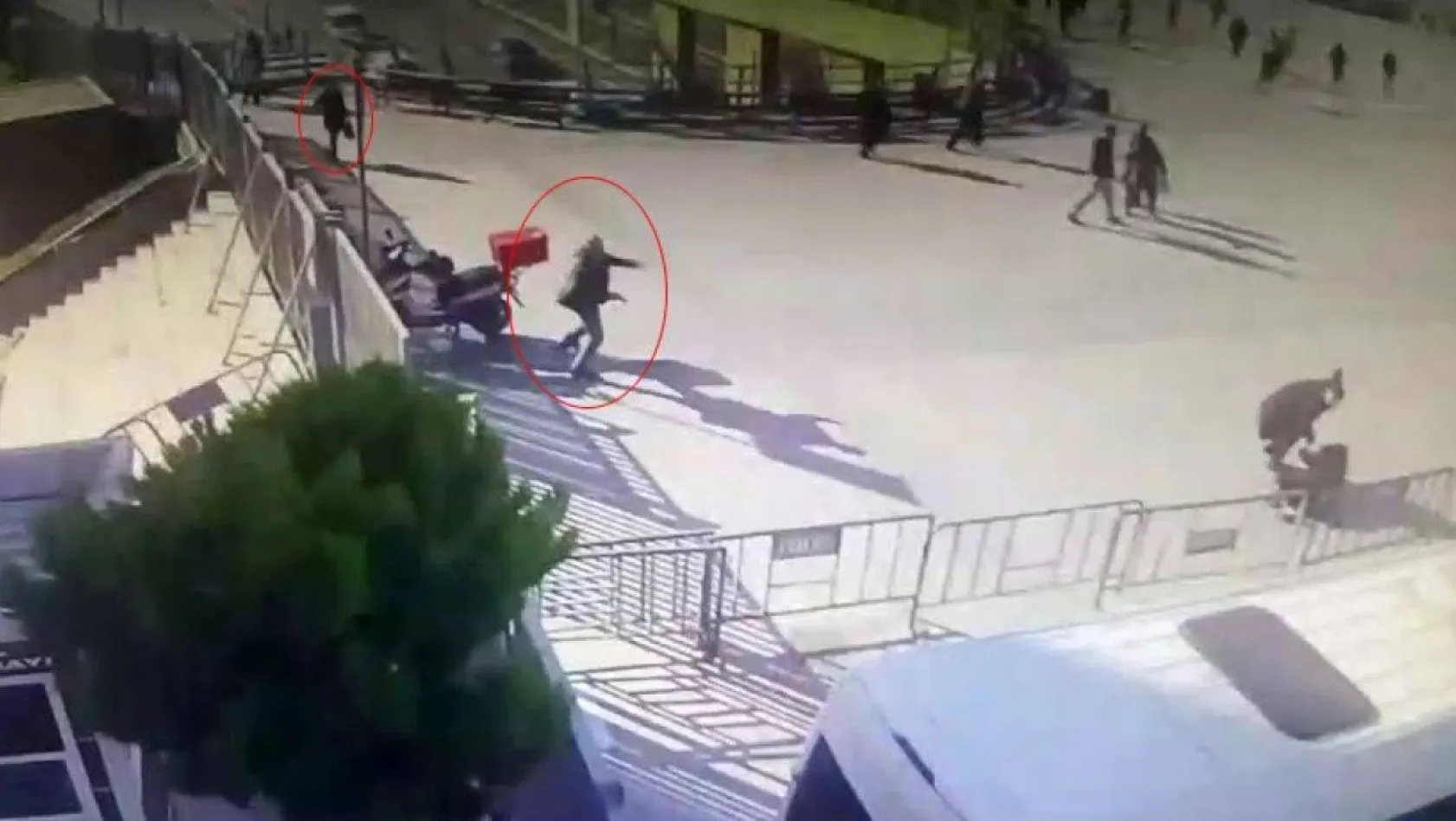 Çağlayan'da bulunan İstanbul Adalet Sarayının C Kapısı önündeki polis noktasına düzenlenen silahlı saldırı girişimine ait anlar ortaya çıktı. 2 saldırganın etkisiz hale getirildiği anlar da görüntüler de yer aldı.