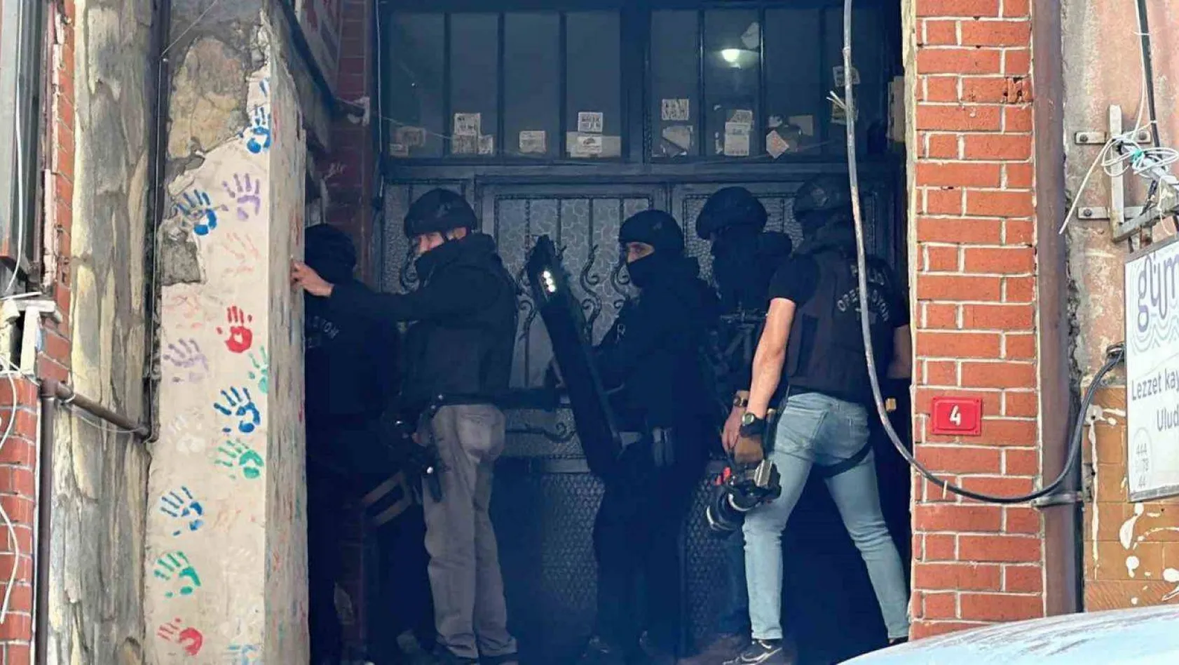 Çağlayan'daki saldırı girişiminin ardından İdil Kültür Merkezine terör operasyonu: 3 gözaltı