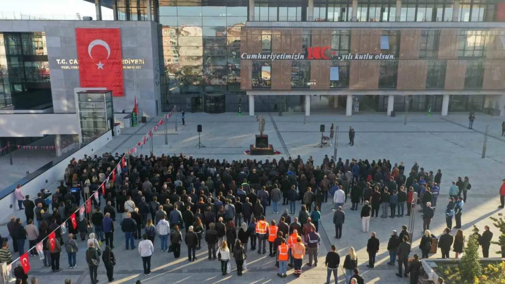Çanakkale Belediyesi çalışanları, 100'üncü Yıl Meydanında Atatürk'ü andı