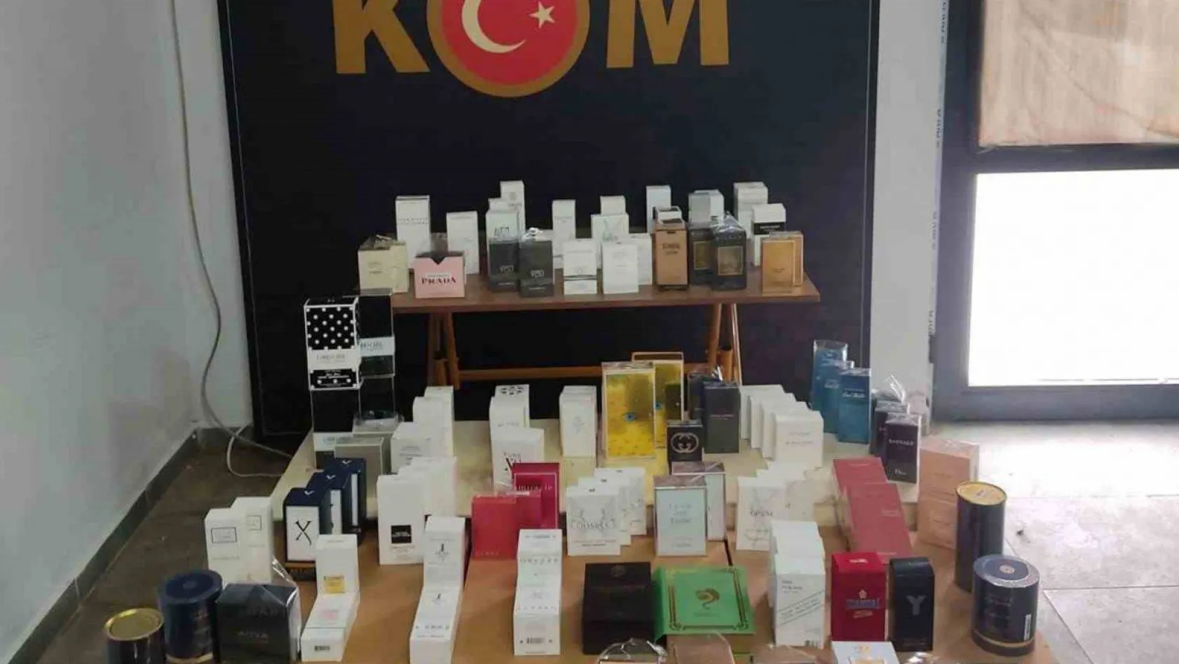 Çanakkale'de 135 gümrük kaçağı parfüm ele geçirildi