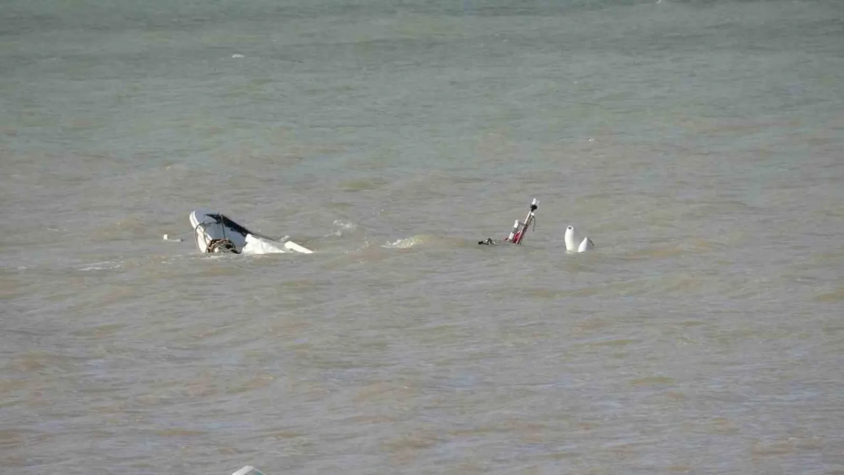 Çanakkale'de Dardanos sahilinde fırtına nedeniyle 3 tekne battı, iskele yıkıldı