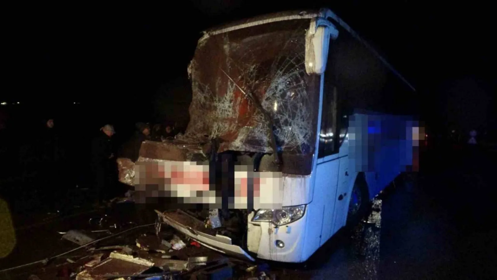 Çanakkale'de yolcu otobüsü ile kamyon çarpıştı: 3'ü ağır 9 yaralı
