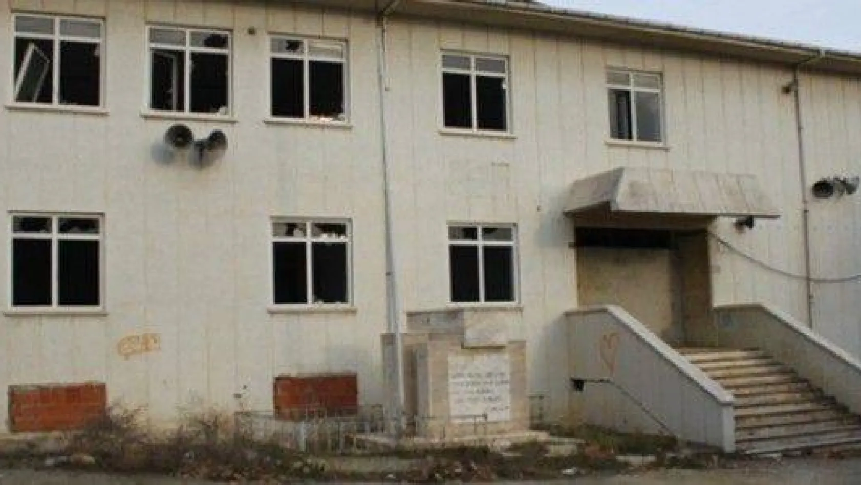 Çanta'da Atıl Durumda olan Okullar Yıkıldı