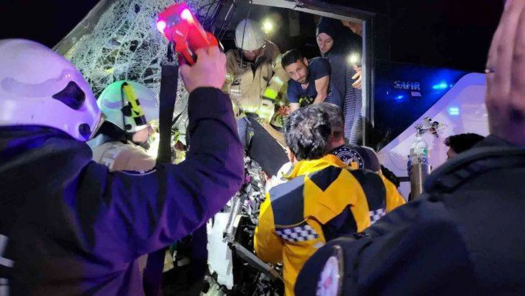 Çatalca'da servis otobüsü park halindeki tıra arkadan çarptı: 1'i ağır 2 yaralı