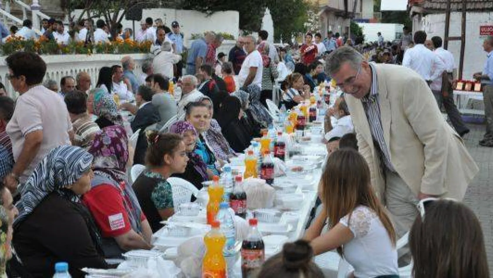 Çatalca Belediyesi Tarafından Karacaköy'de İftar Yemeği Verildi
