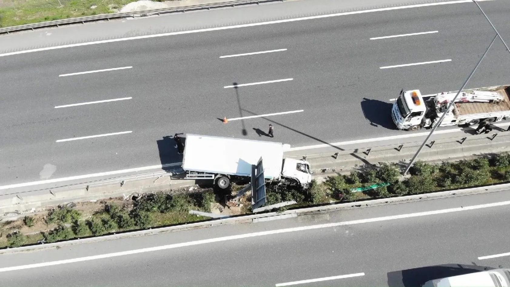 Çekmeköy'de virajı alamayan kamyon yan yattı