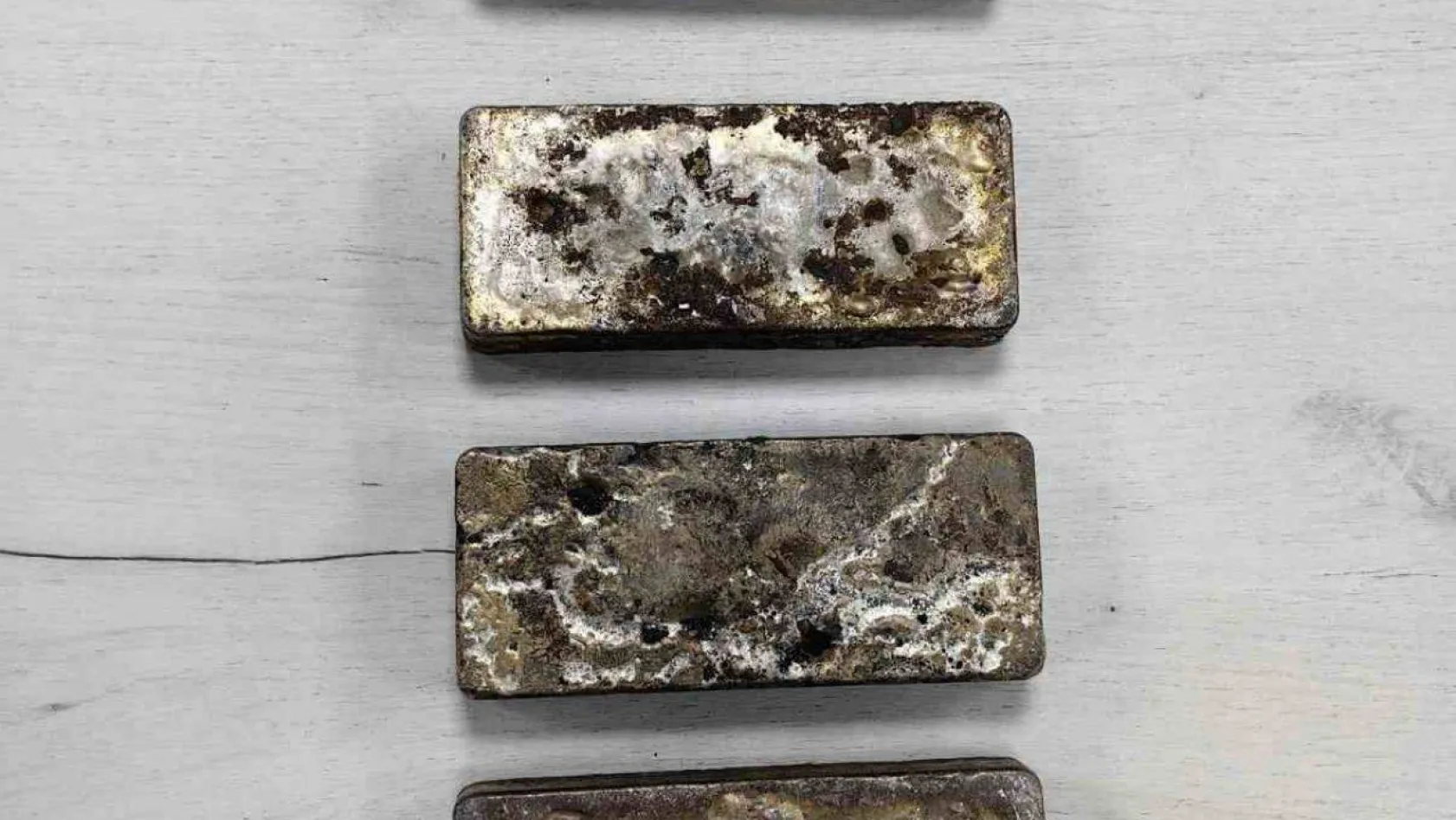 Cep telefonu şeklindeki getirdiği 14 kilo gümüş külçe Bulgar gümrüğüne takıldı