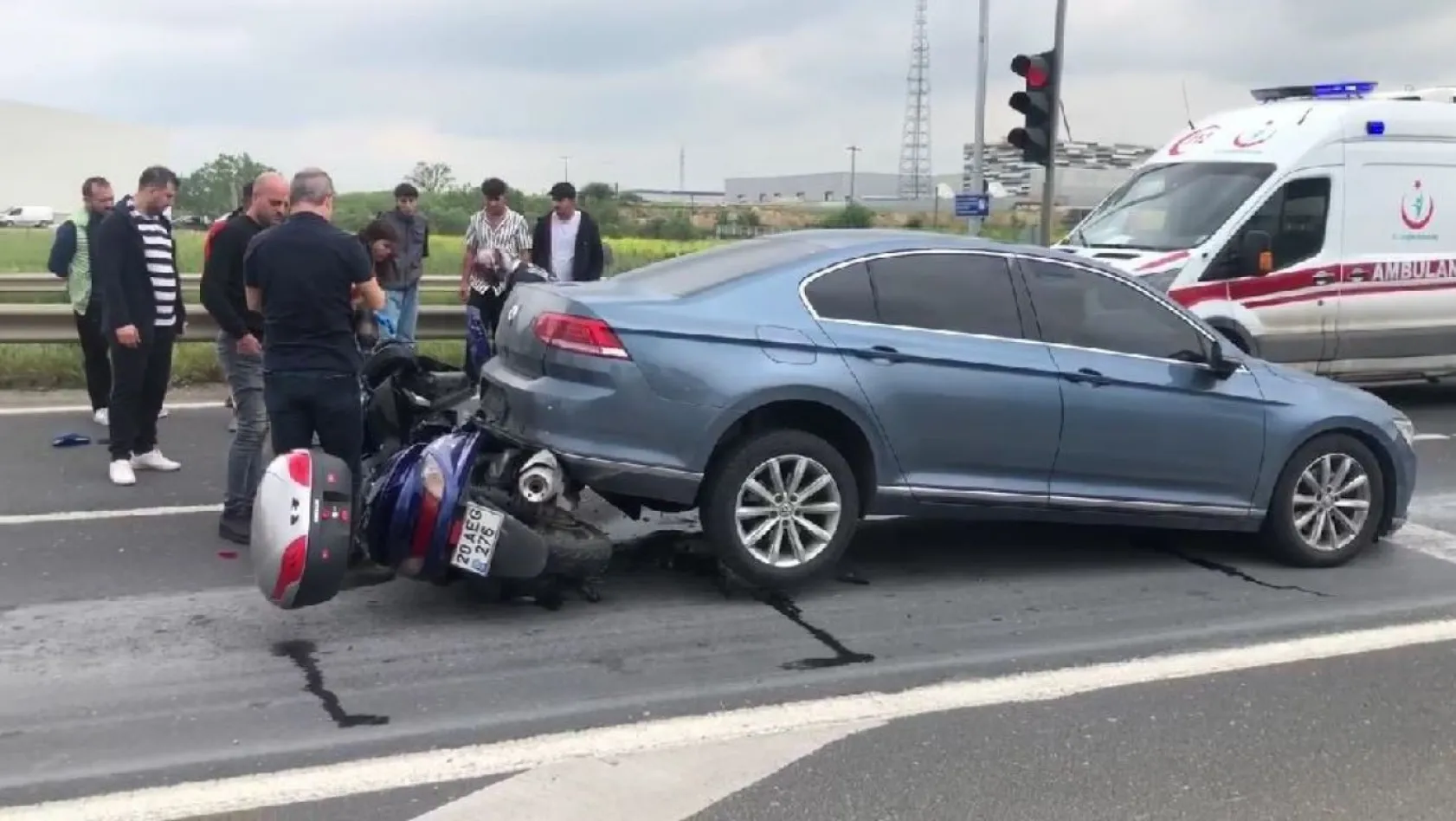 Çerkezköy'de feci kaza: Kırmızı ışıkta duran otomobilin altına girdi