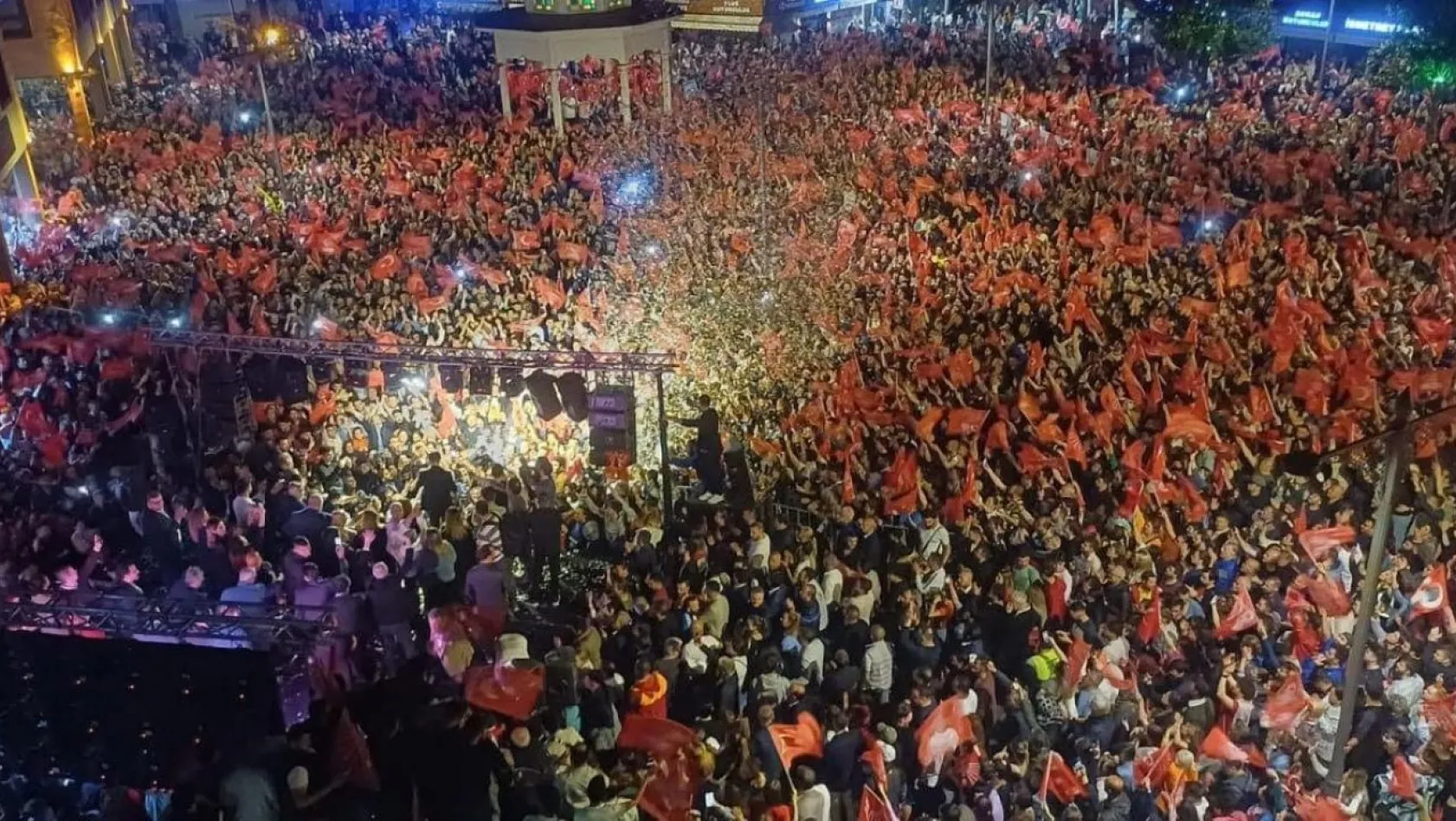 CHP'de Ahmet Akın, seçim zaferini kutladı