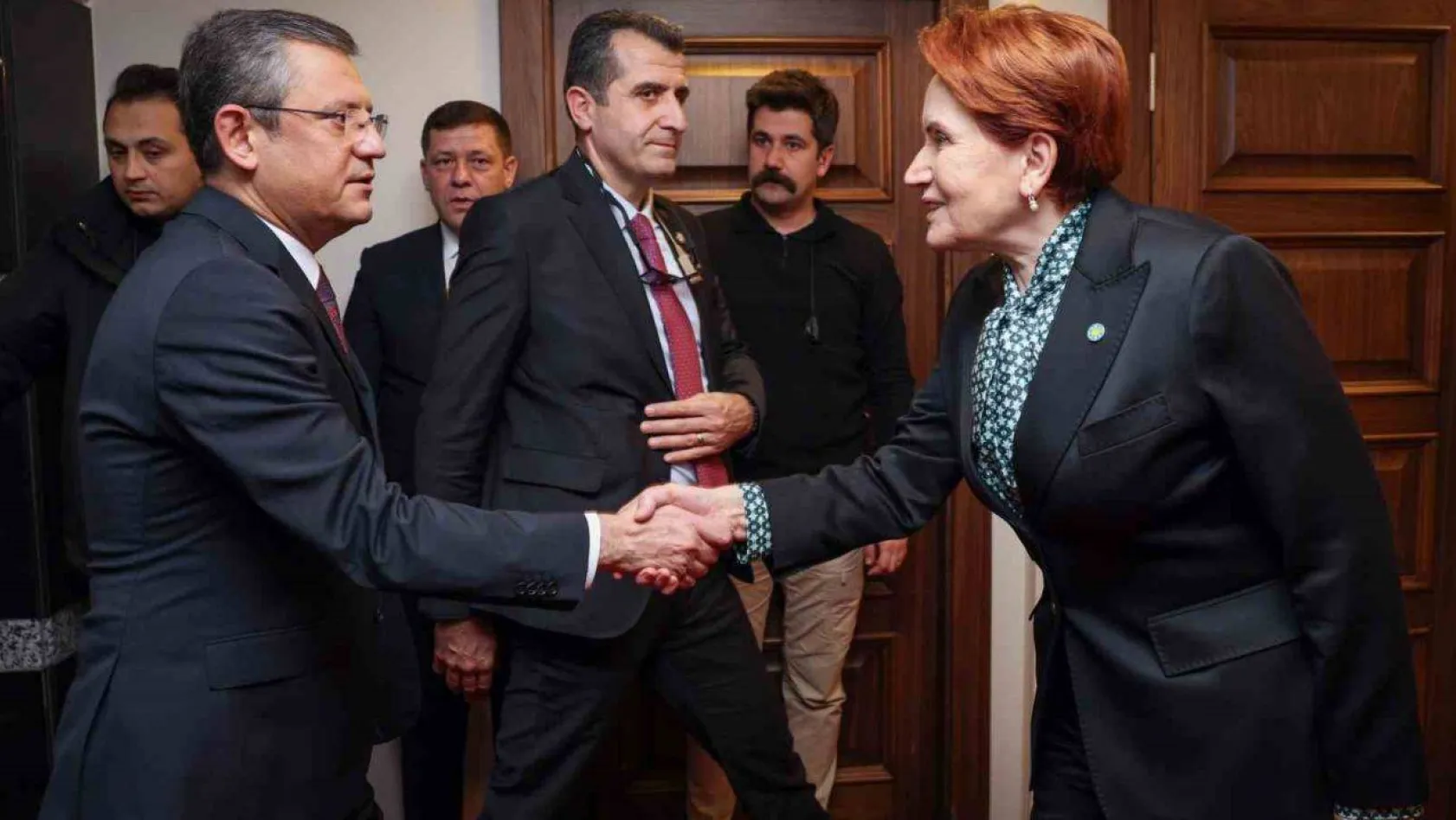 CHP Genel Başkanı Özel'den Akşener'e taziye ziyareti