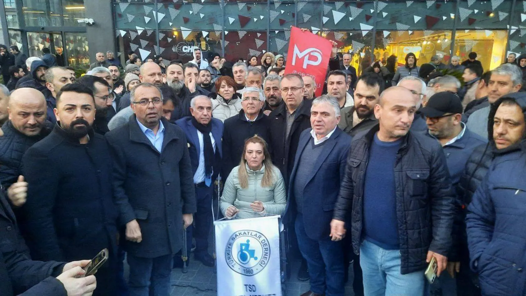 CHP'lilerden İstanbul İl Başkanlığı önünde protesto