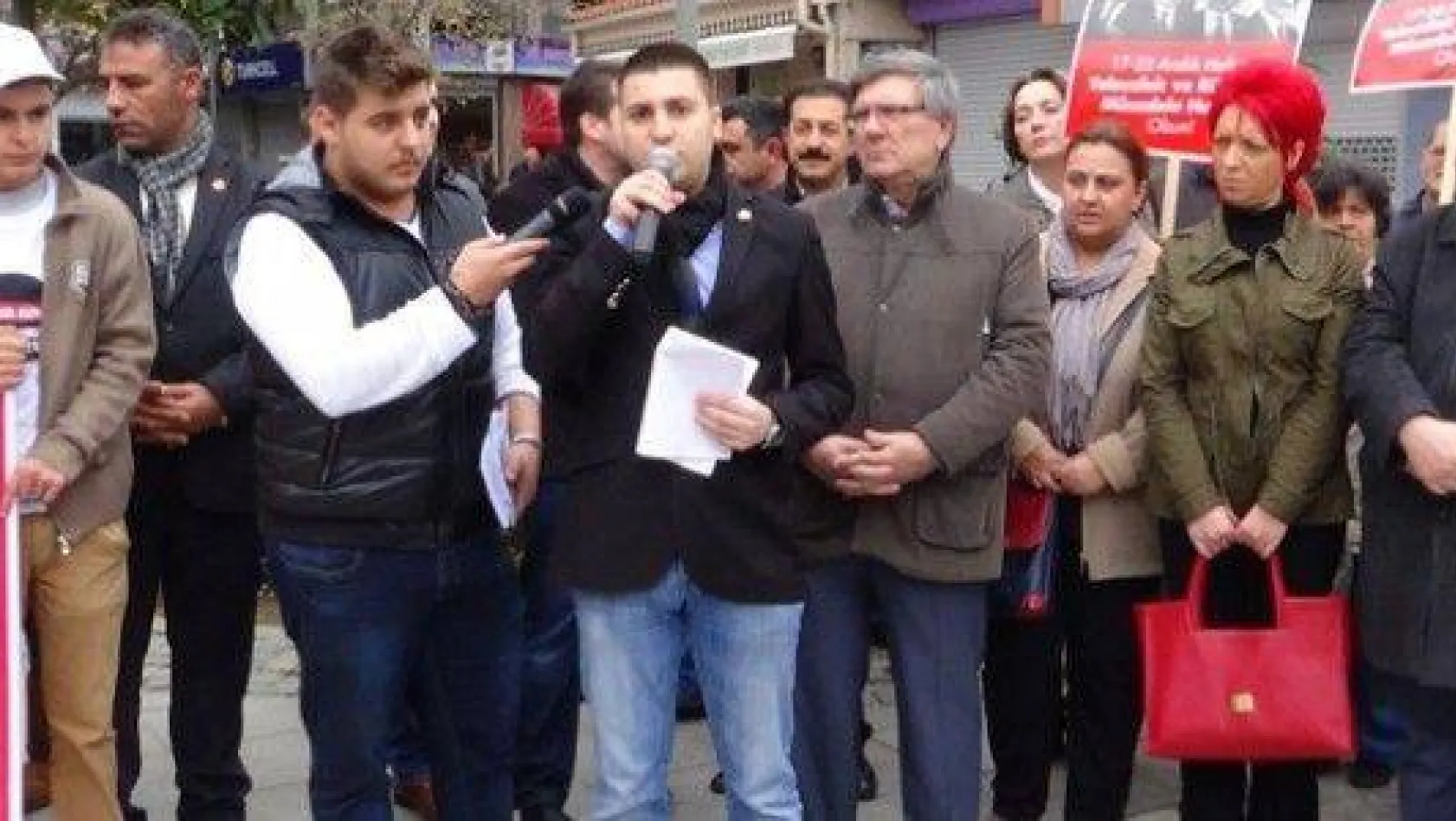 CHP'li gençler yolsuzlukları protesto etti