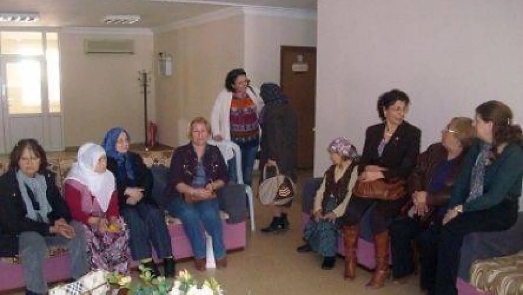 CHP'li kadınlardan huzurevi ziyareti
