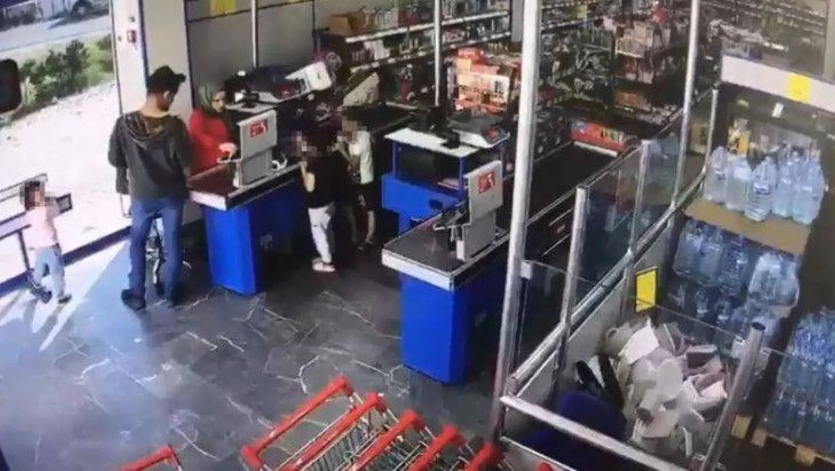 Çocukların gözü önünde marketteki silahlı soygun kamerada
