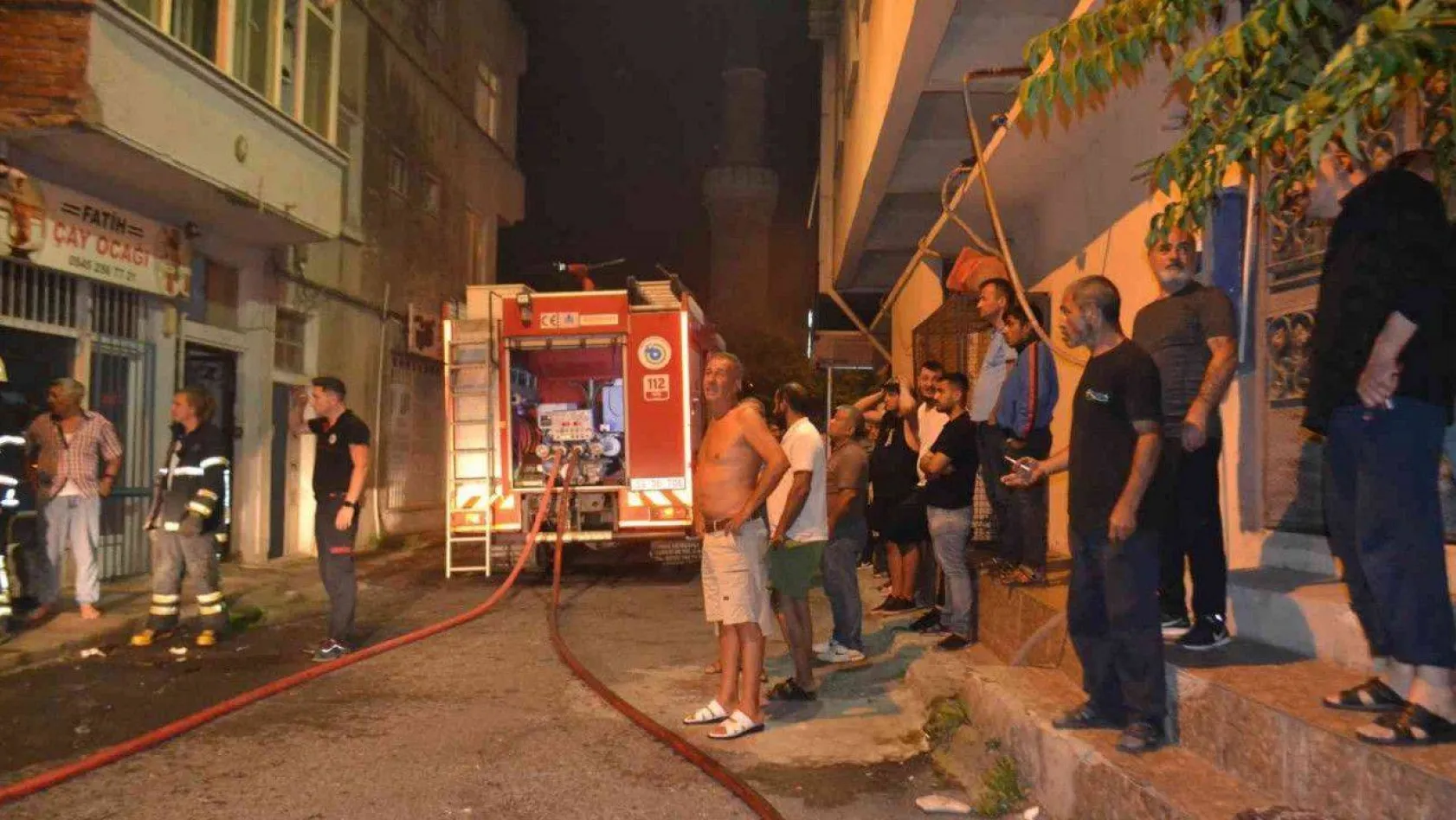 Çorlu'da gece yarısı korkutan yangın: Mahalleli sokağa döküldü