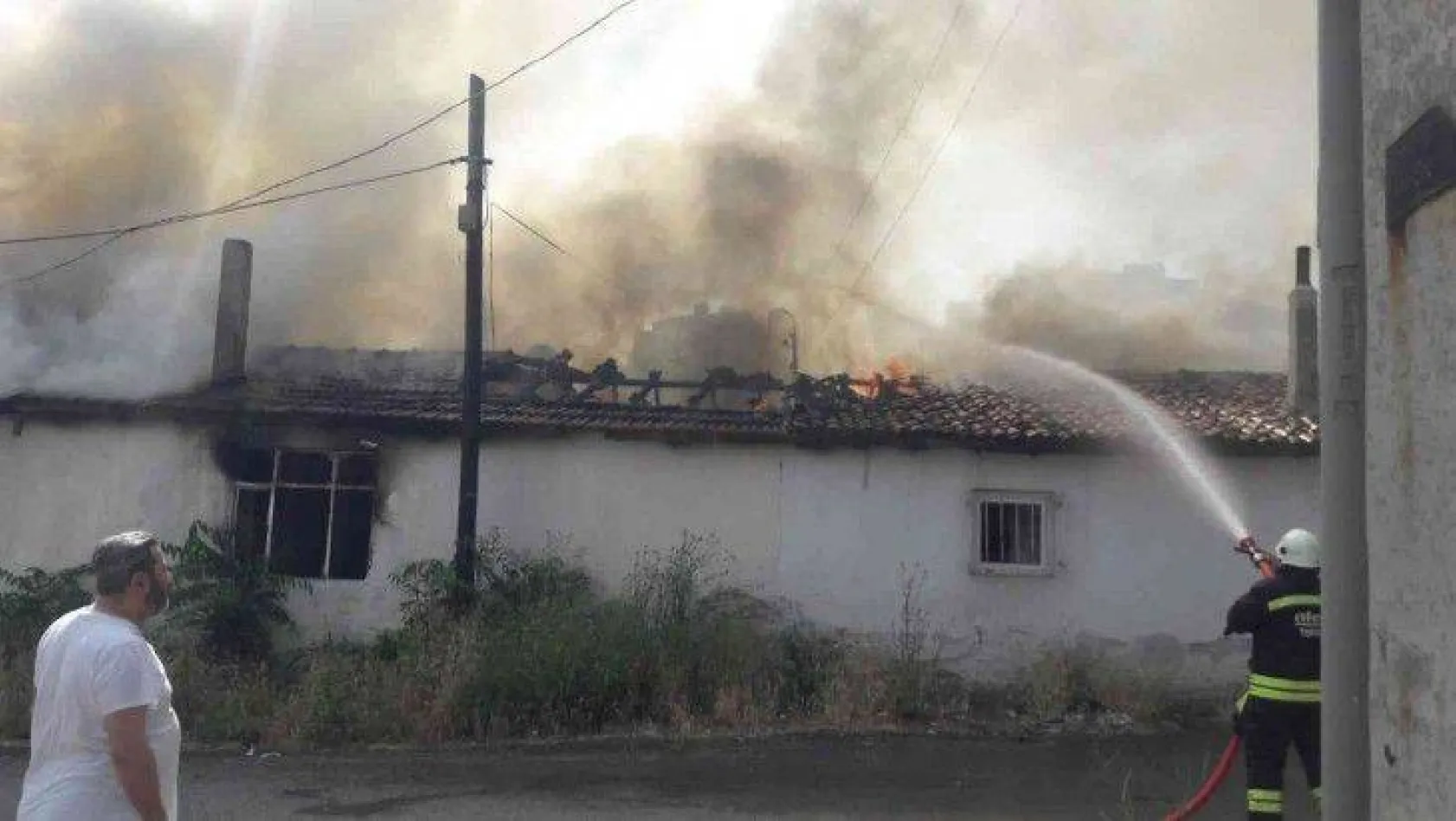 Çorlu'da yan yana 4 ayrı ev alev alev yandı