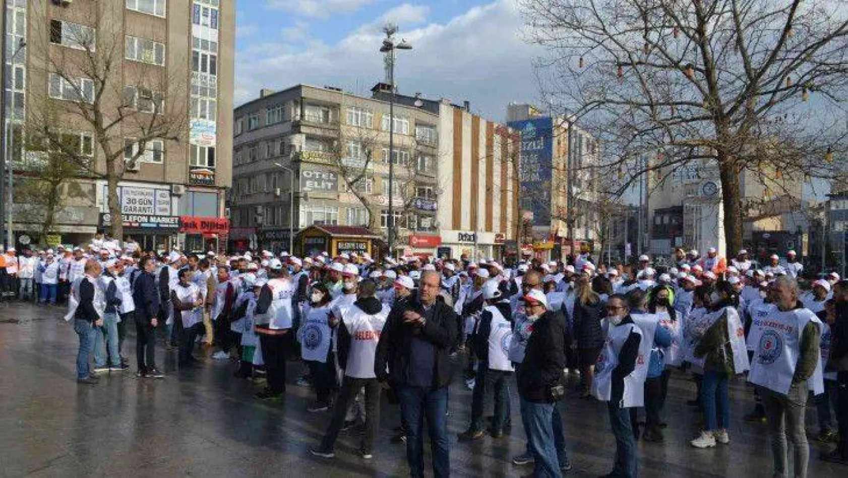 Çorlu'da yüzlerce belediye işçisi grev için toplandı