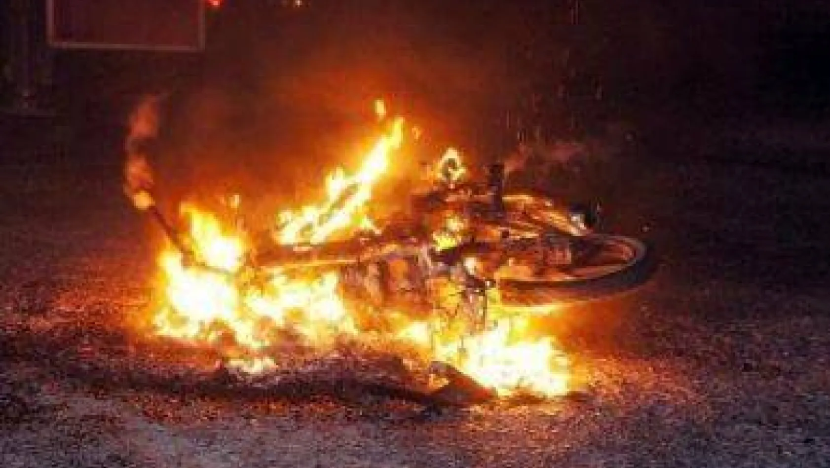 Çorlu'da Park Halindeki 2 Motosiklet Yandı