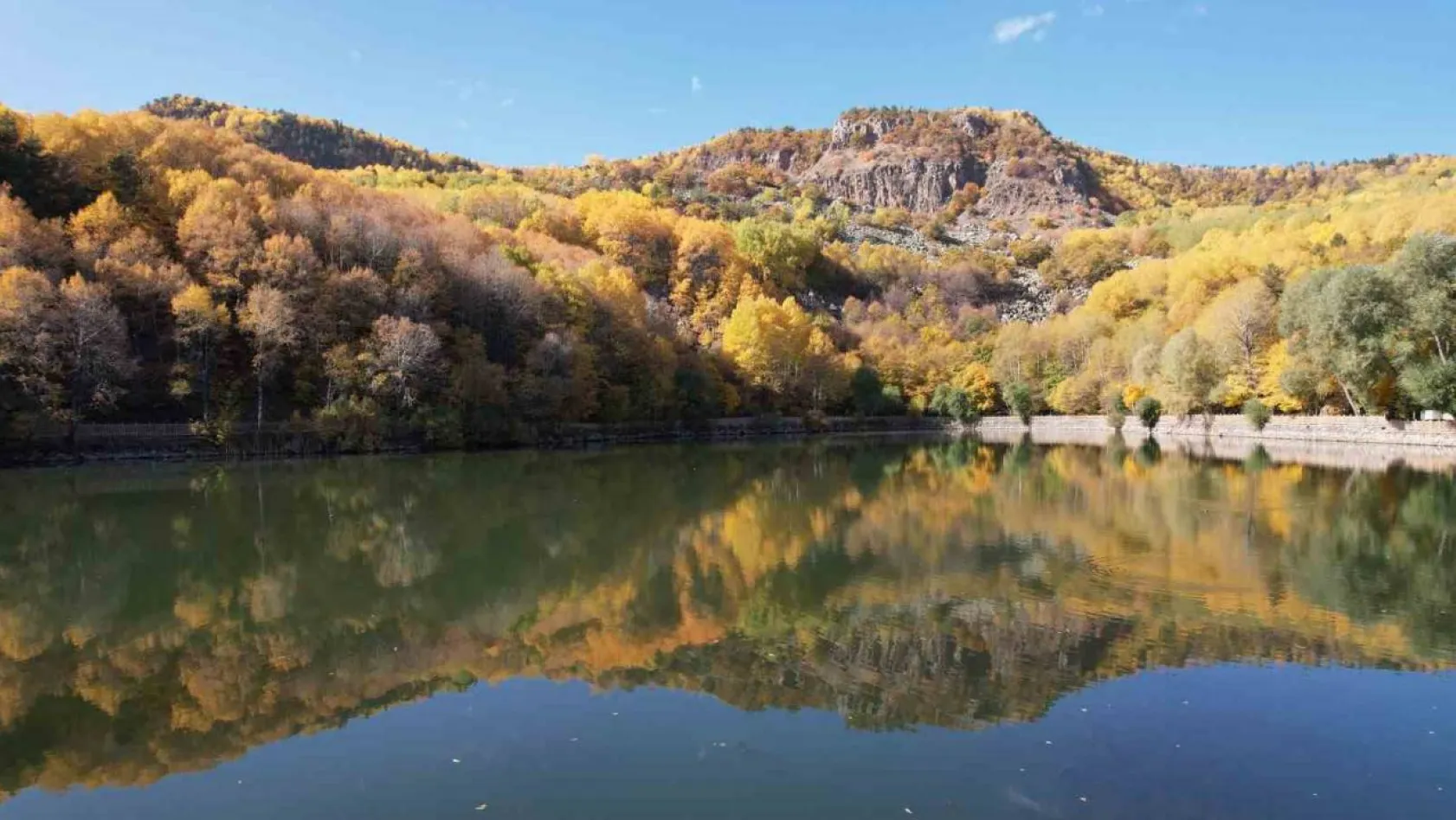 Çubuk Karagöl'e sonbahar geldi: Sarının her tonunu barındıran yüzlerce ağaç kartpostalları aratmıyor