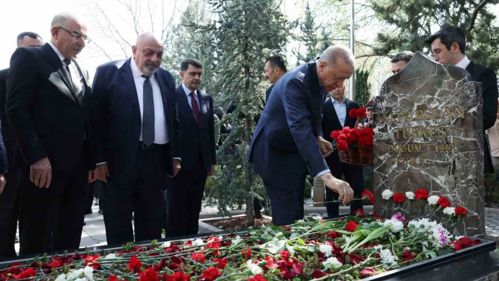 Cumhurbaşkanı Erdoğan, Alparslan Türkeş'in kabrini ziyaret etti.