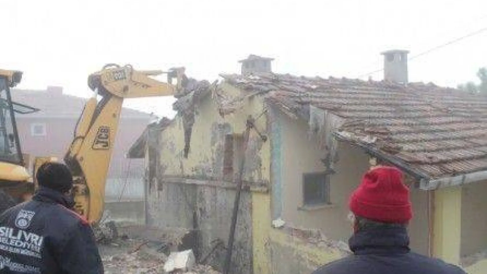 Danamandıra'da Okul Lojmanının Yıkımı Gerçekleşti