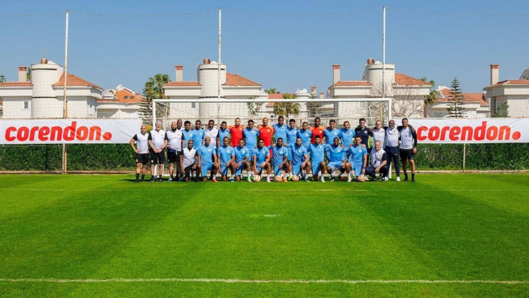 Dick Advocaat'ın çalıştırdığı Curaçao Futbol Milli Takımı, Antalya'da kamp yapıyor