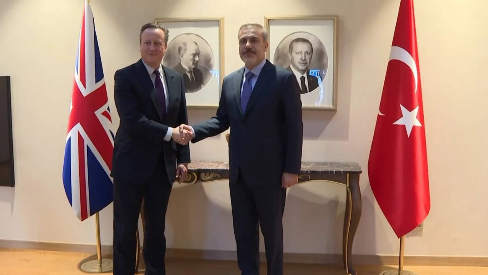 Dışişleri Bakanı Hakan Fidan, İngiliz mevkidaşı David Cameron ile görüştü