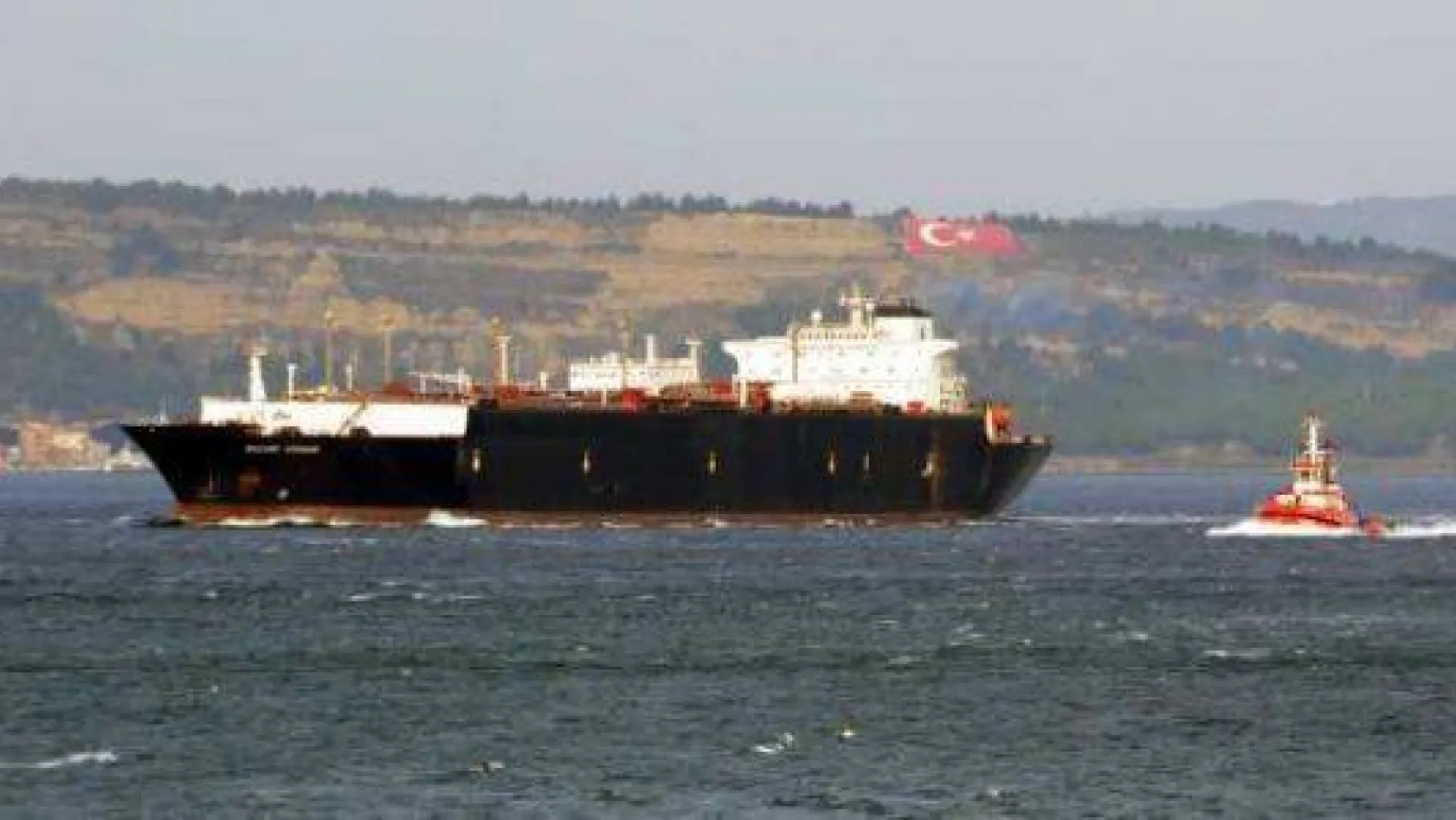 Doğalgaz tankeri 'Boğaz'ı trafiğe kapattı