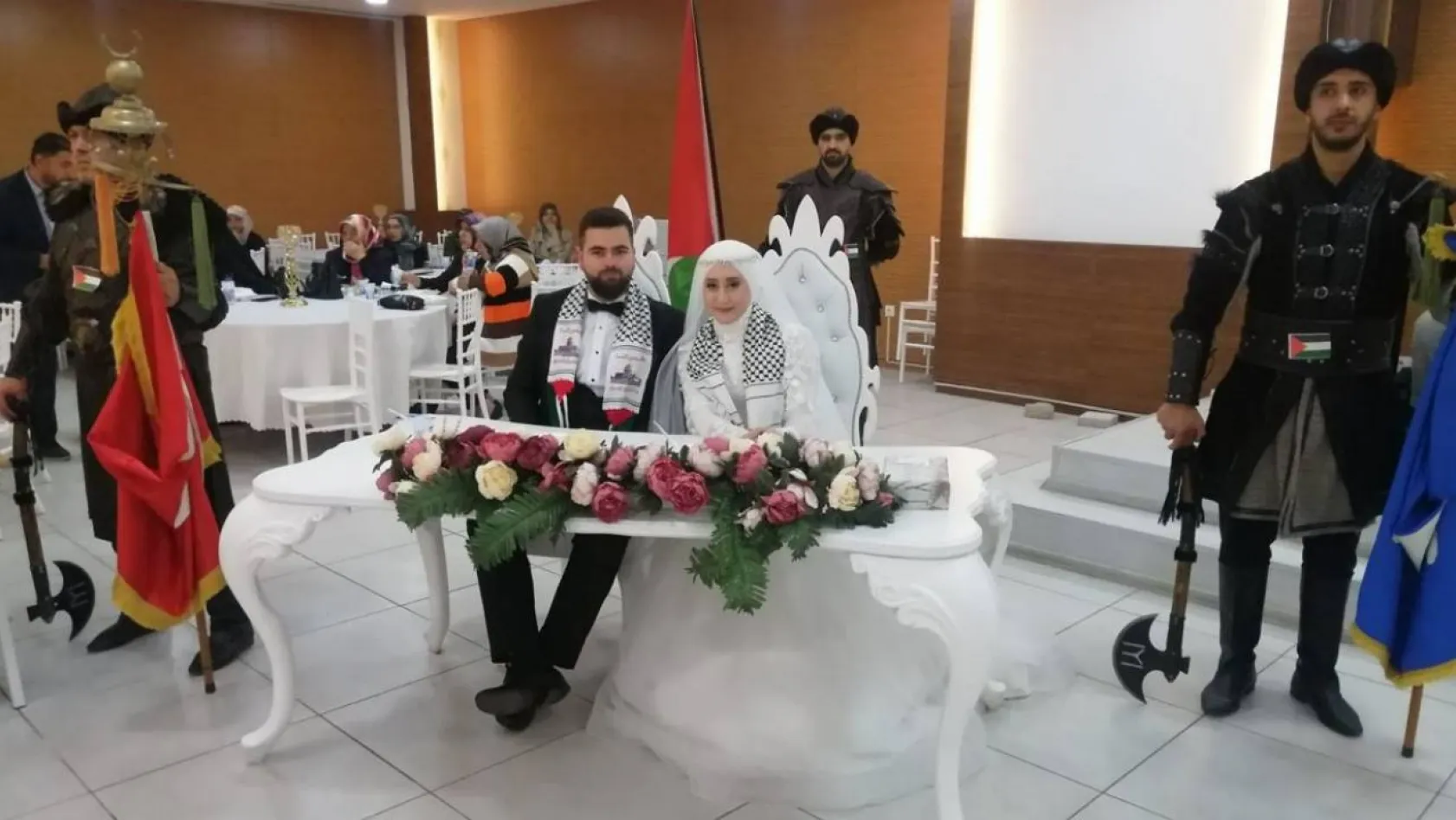 Düğün takılarını Filistin halkına bağışlayacaklar