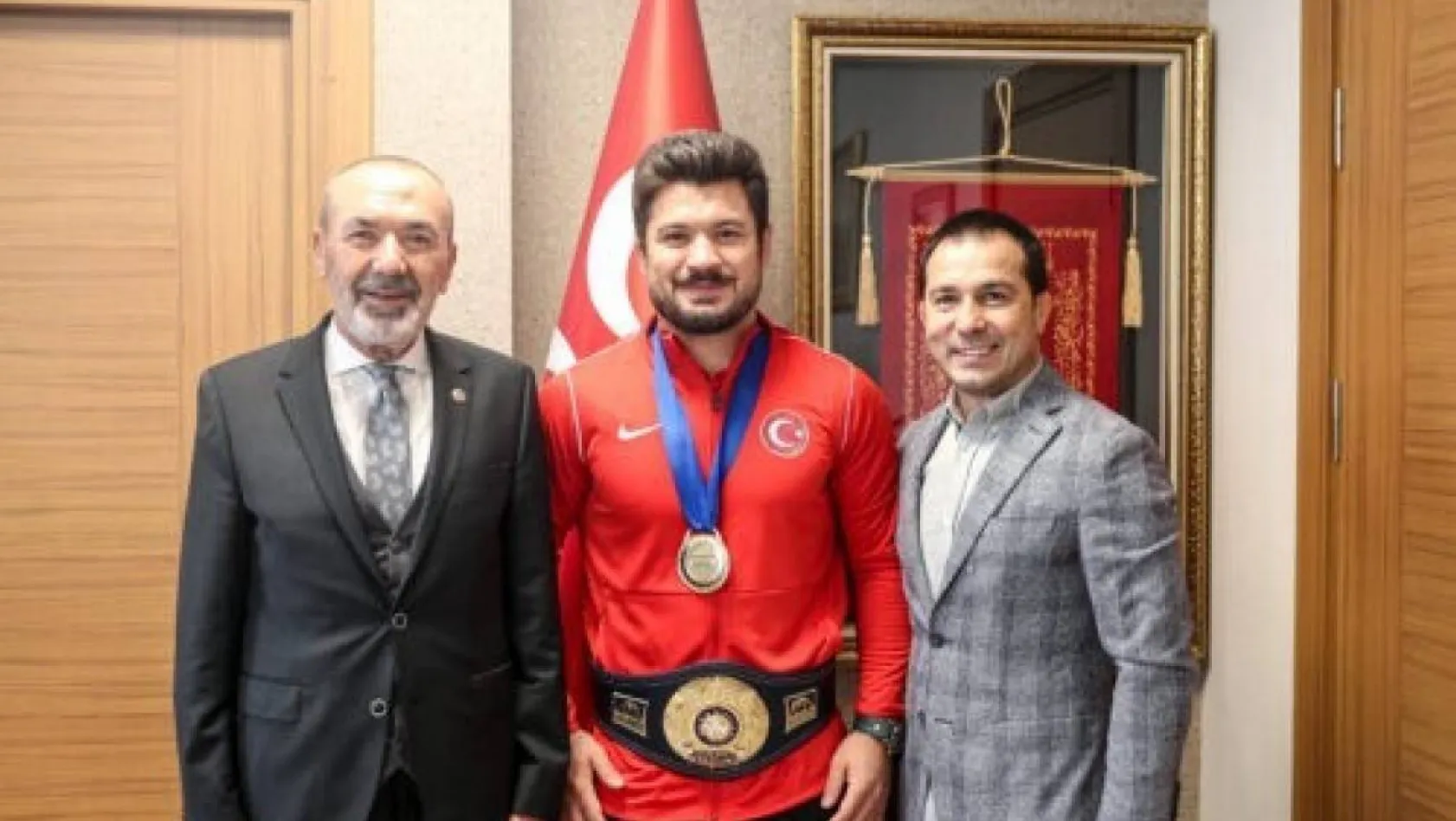 Dünya şampiyonu Cengiz ile Başkan Eroğlu'ndan MHP'ye ziyaret