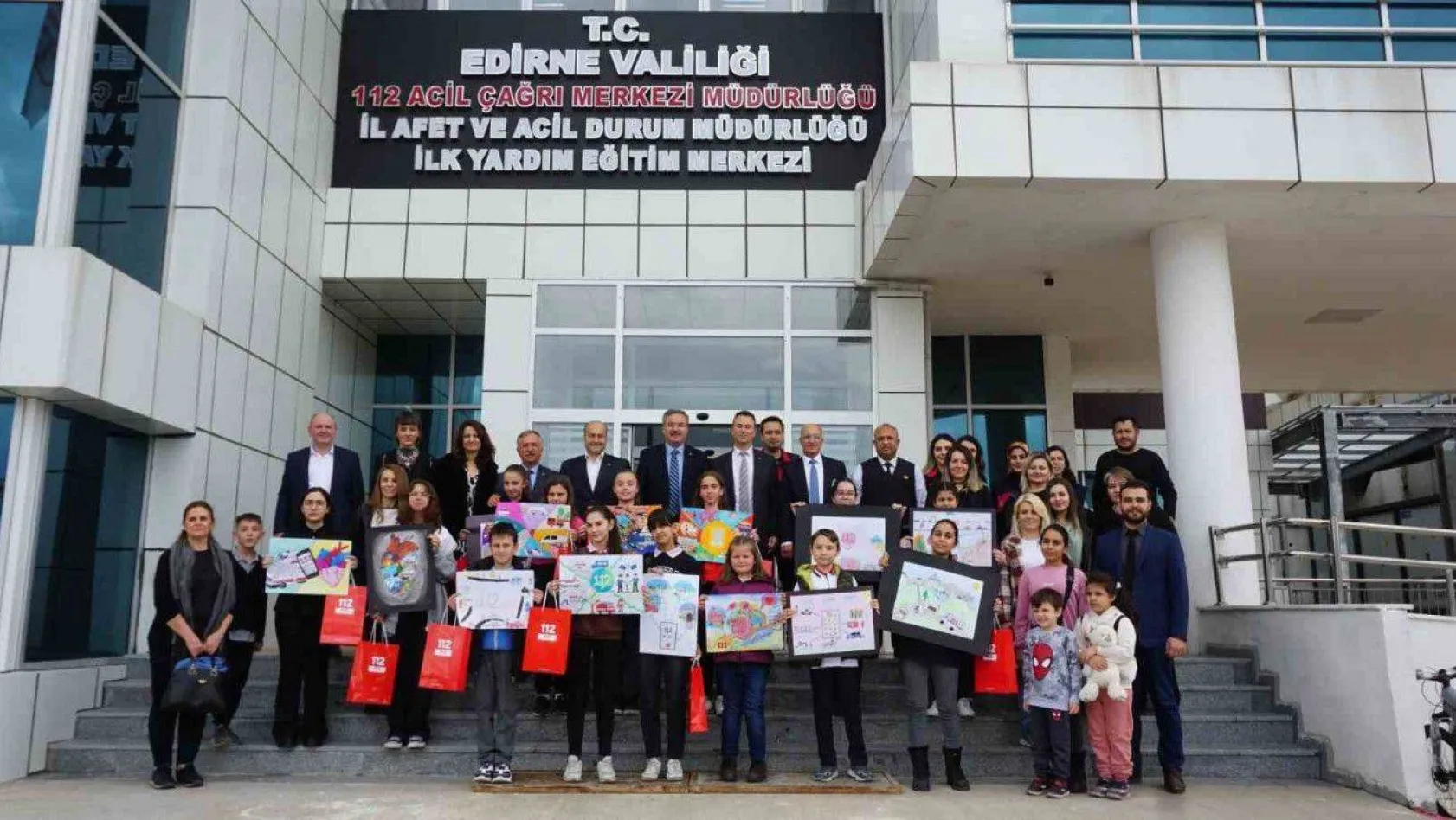 Edirne'de 112'nin önemini resmeden öğrenciler ödüllerine kavuştu