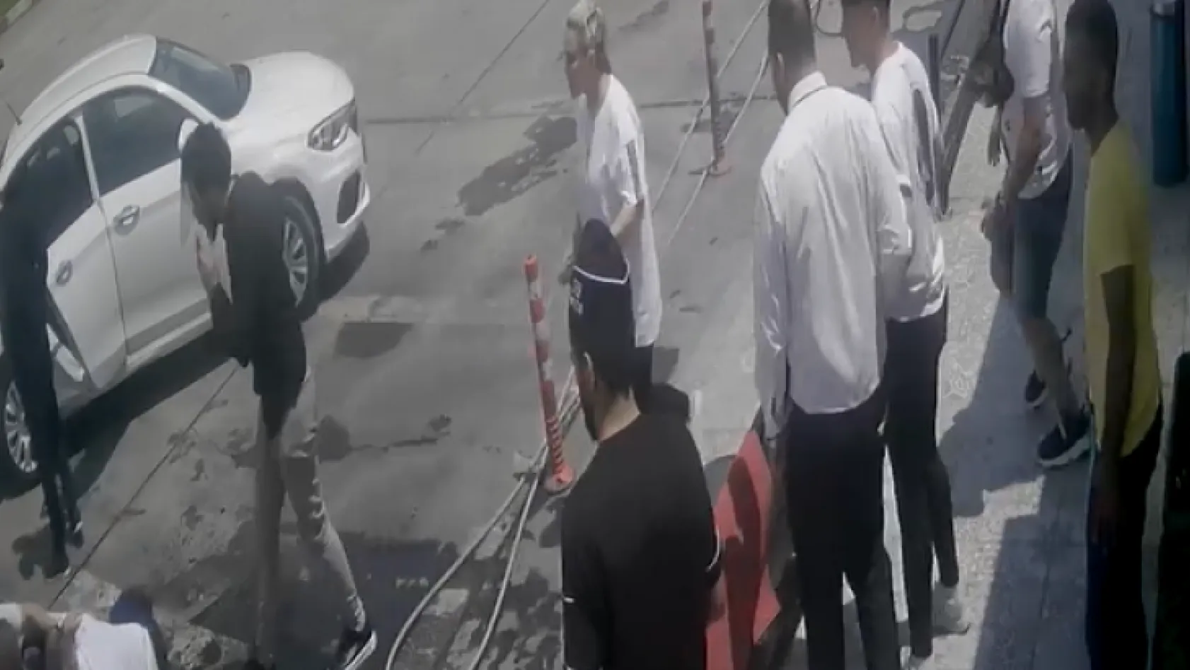 Edirne'de 2 Bulgar iş insanını kaçırma girişimi güvenlik kamerasında: Polis olarak tanıtıp kelepçelemeye çalıştılar
