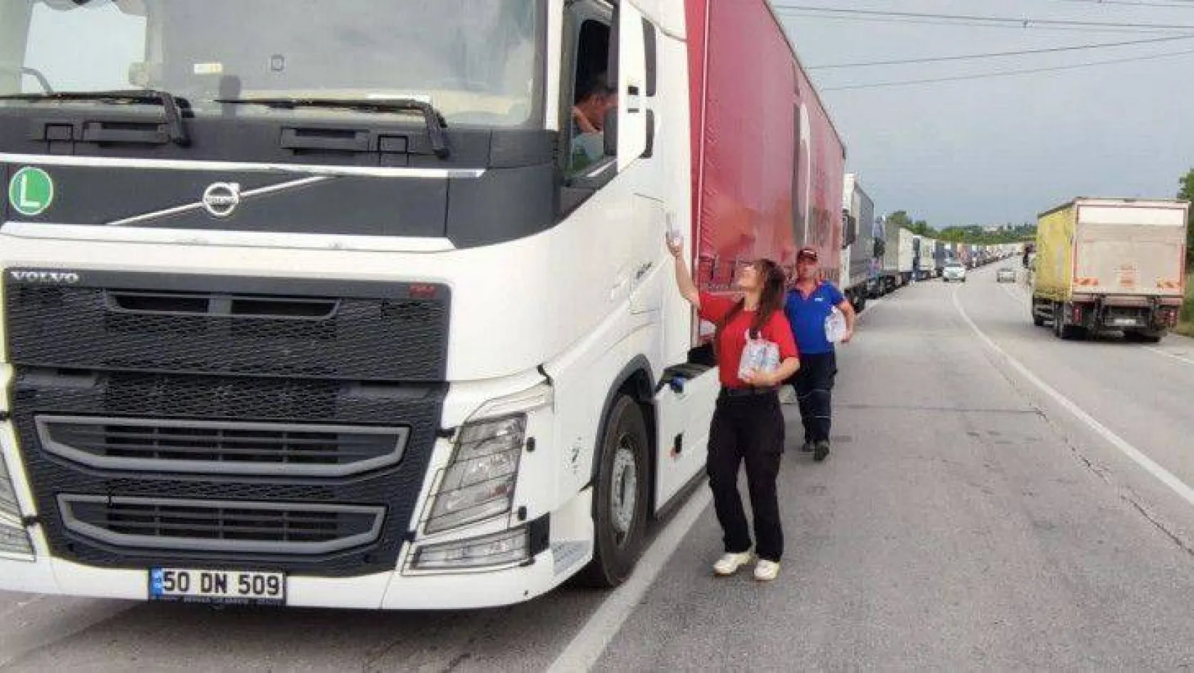 Edirne'de AFAD, tır sürücülerine kumanya dağıttı