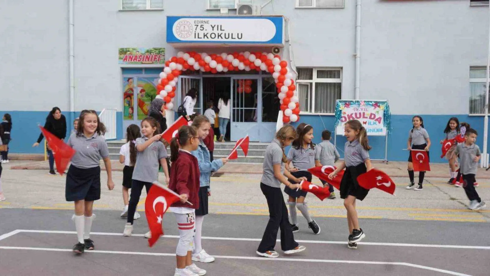 Edirne'de İlk ders zili çaldı, okullar çocuk sesleriyle şenlendi