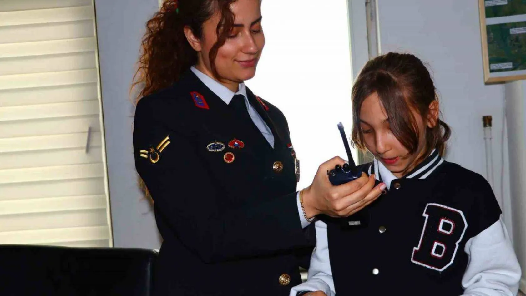 Edirne'de jandarma temalı resim yarışmasında birinci olan öğrenciler ödüllerini aldı