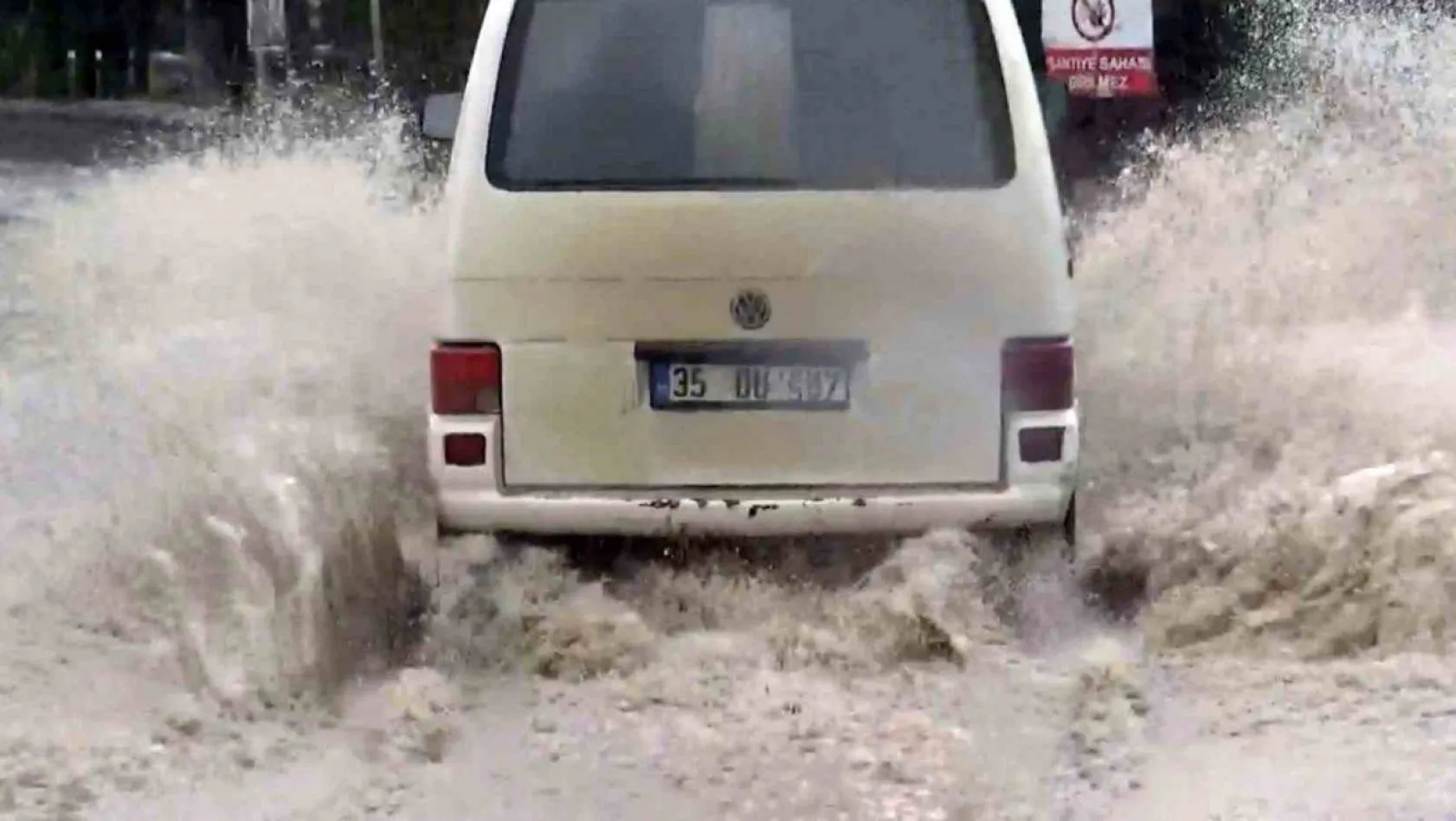 Edirne'de sağanak yağış: Caddeler göle döndü