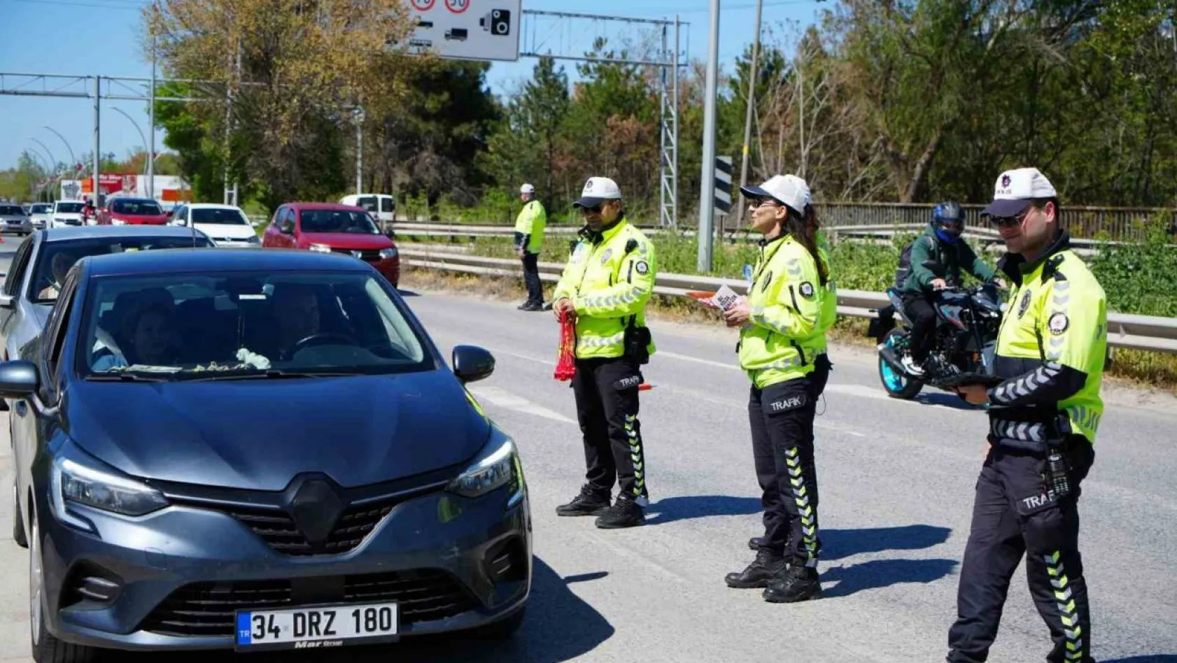 Edirne'de trafik polisleri sürücülerin bayramını kutladı