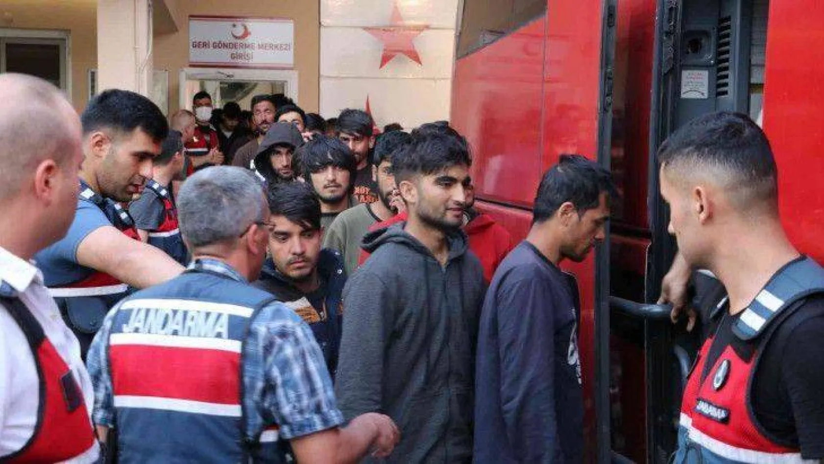 Edirne'de yakalanan 260 göçmen sınır dışı edilmek üzere İstanbul'a gönderildi