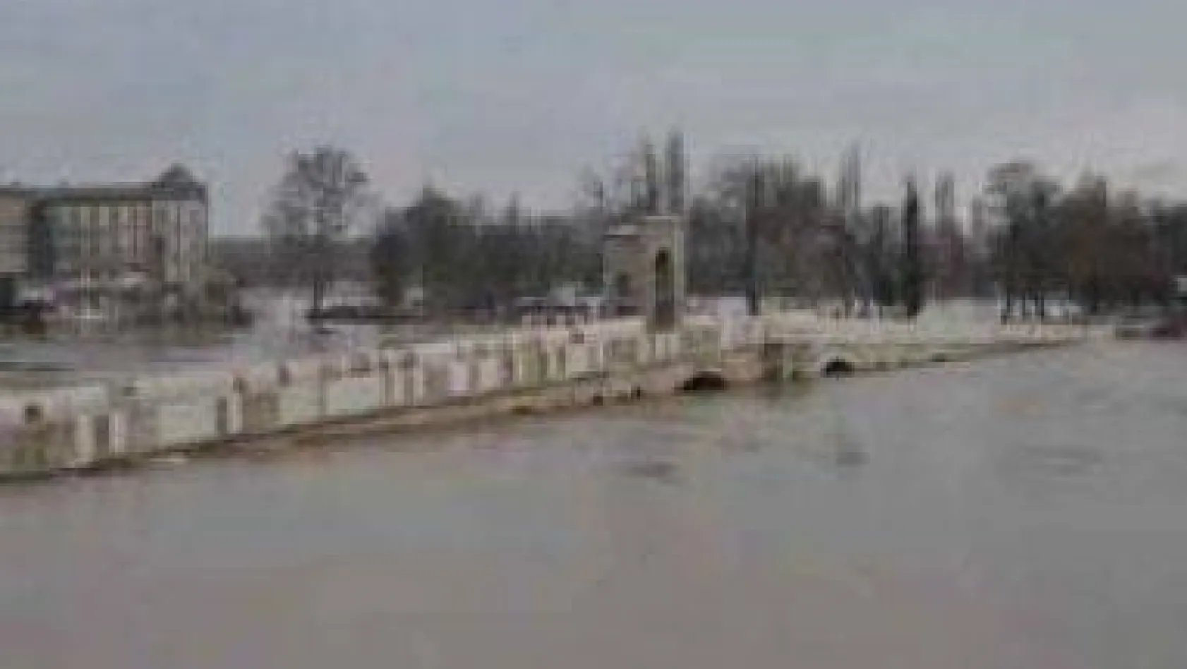 Edirne'de sular yükselmeye devam ediyor
