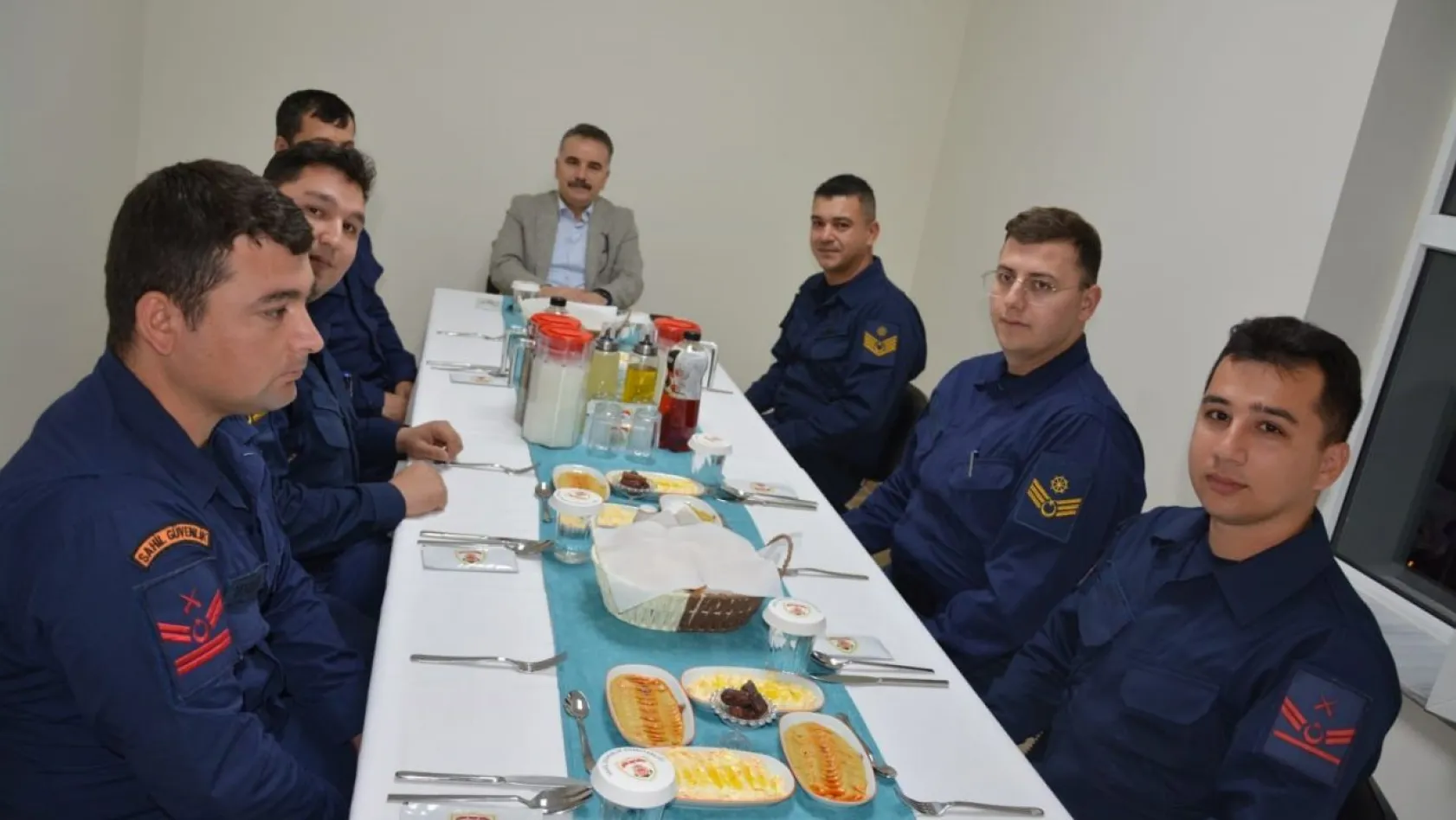 Edremit Kaymakamı Odabaş Sahil Güvenlik personeli ile iftar yemeğinde bir araya geldi